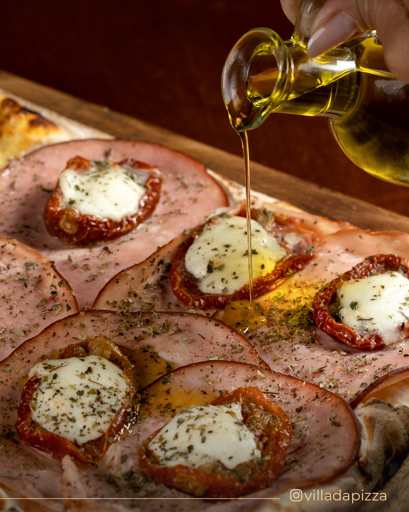 Momentos bons pedem pizza. Porque compartilhar sabores também é criar memórias!