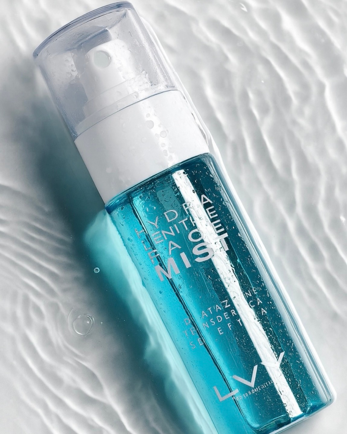 HYDRA LENITIVE FACE MIST
Spray do twarzy o selektywnym działaniu transdermalnym, opracowany z 5 formami kwasu hialuronowego o różnej masie cząsteczkowej, które zapewniają wielopoziomowe nawilżenie w obrębie różnych warstw skóry.
Formuła została wzbogacona o wodę z rumianku, żel aloesowy oraz ferment z korzenia rzodkwi – składniki funkcjonalne o działaniu łagodzącym, równoważącym i odświeżającym.
Zapewnia natychmiastowe nawilżenie i ukojenie skóry zestresowanej, poprawia jej jędrność oraz pomaga utrwalić makijaż.