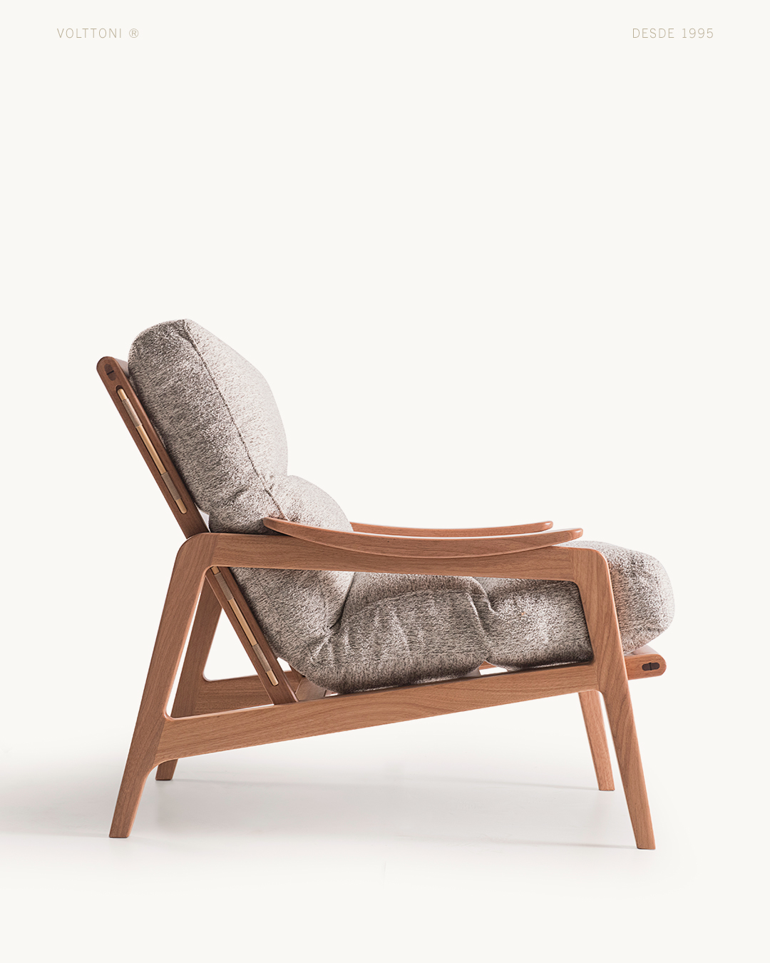 Brazuca: a essência do Brasil esculpida em madeira.
Design assinado: @designerdeividdealmeida
Toda a linha Brazuca e + lançamentos 2026 estarão no nosso estande na Móvel Brasil. Nos vemos lá?! 🙃
12 a 15 de maio de 2026
📍 Av. Marginal Oeste, 4250 — Balneário Camboriú/SC
Pavilhão Orquídea, Ruas G1 e H1 | Estandes 103, 104 e 105
.
.
#volttoni #mobiliariocontemporaneo #designautoral #moveissoltos #designbrasileiro #designnacional #projetodeinteriores #designerdeinteriores #bentogoncalves #serragaucha #poltronadedesign #poltronaautoral #poltronacontemporanea