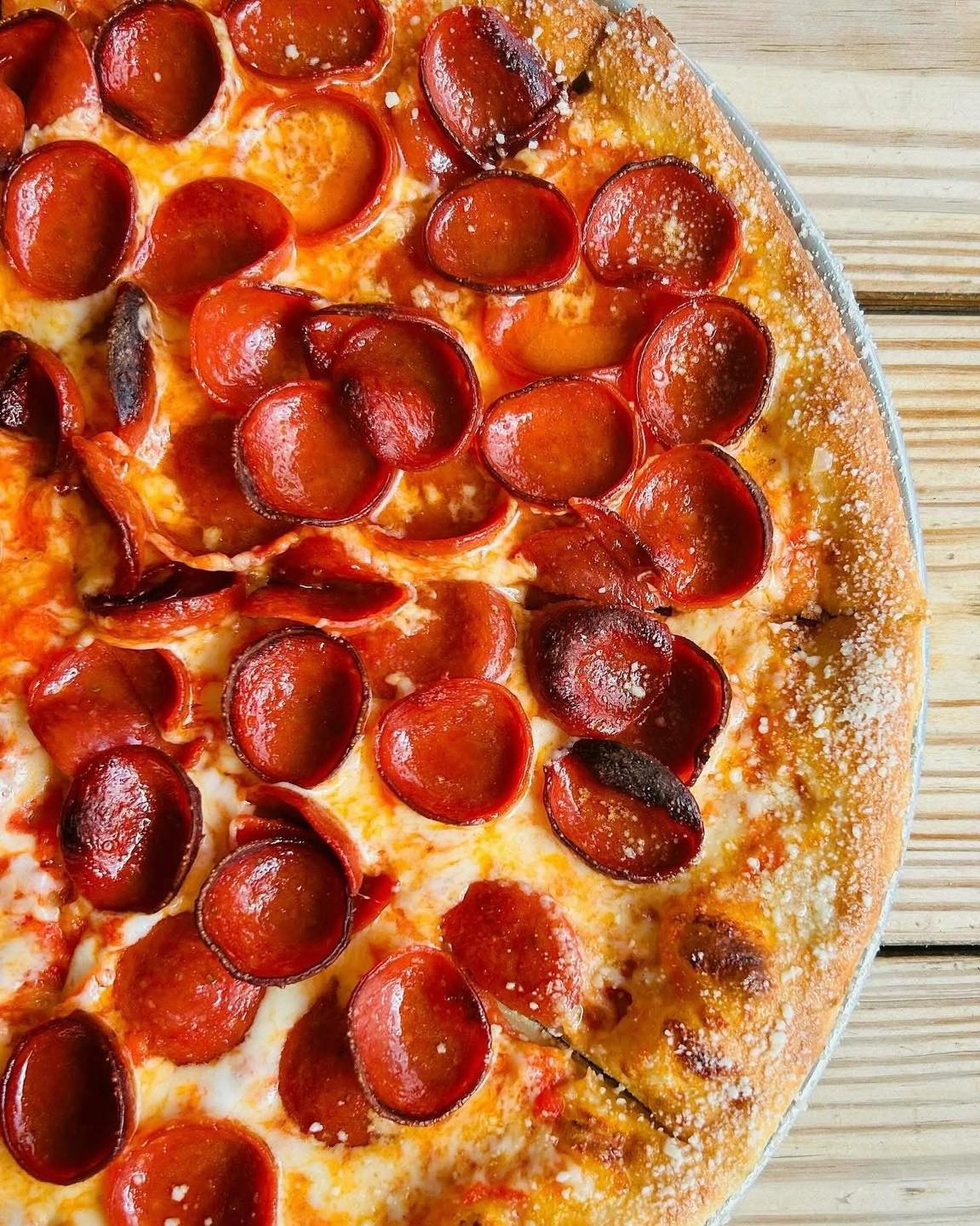🤺Little Pepperonis VS. Little Sausages! Which is your fave?
🍕Little Pepp - perfectly cupped and super flavorful little pepperonis, crushed tomato sauce, and mozzarella! Finished with butter onion garlic sauce on the crust and pecorino cheese!
🍕SPO - little spicy sausages, whipped ricotta & mozzarella, roasted red peppers, onions, and pecorino cheese!
‼️Both little pepperoni & little sausage toppings can be added to any pizza‼️
#pepperonis #sausage #pizza #gvltoday #greenville360