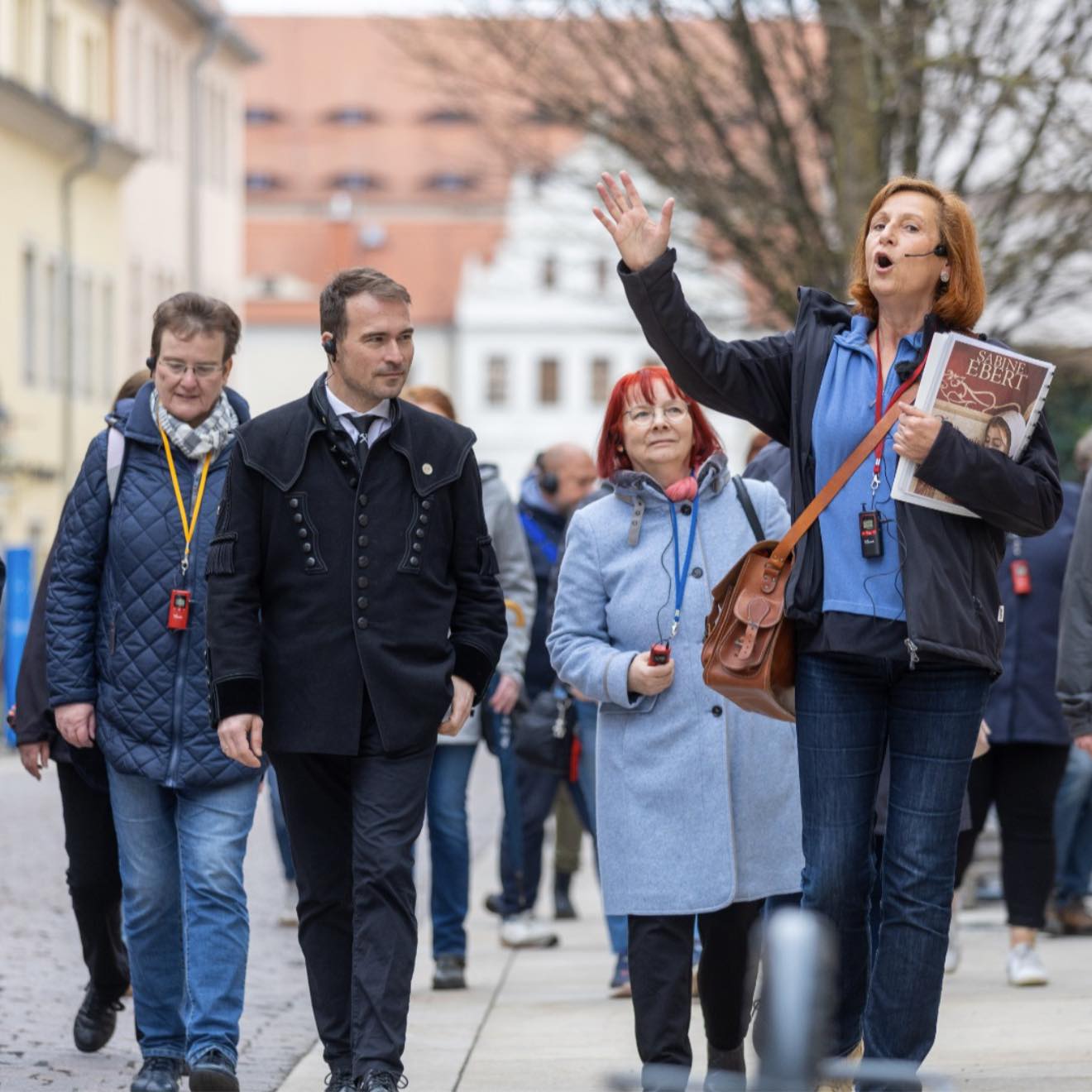 Heute feierte die literarische Stadtführung „Auf den Spuren der Hebamme Marthe“ ihre Premiere 🤩
Stadtführerin Katharina Wegelt nahm uns mit auf eine spannende Reise durch die Gründungsgeschichte unserer Silberstadt Freiberg – inspiriert von der Hebammen-Saga von Sabine Ebert. 📖
Eine Besonderheit: Die erste Führung lies sich die Bestseller-Autorin nicht entgehen und war persönlich vor Ort. Unsere Gäste waren sichtlich überrascht.
Vorbei an originalen Schauplätzen wurden Geschichten von den ersten Siedlern, Intrigen, Rittern und großer Liebe lebendig – ergänzt durch gelesene Passagen aus den Romanen. ✨
👉 Die ersten Termine sind bereits ausverkauft, weitere sind in Planung. Meldet euch gern in der Tourist-Info!
📊 Freiberg wird bei Gästen und Besuchern immer beliebter:
Über 100.000 Übernachtungen jährlich, mehr als 680 Führungen mit über 11.500 Gäste im letzten Jahr.
Unsere 15 Stadtführer begeistern mit Wissen, Charme und Geschichten – echte Botschafter unserer Silberstadt! Das soll so bleiben und sich weiter positiv entwickeln. 🩶📈⚒️
📸: Silberstadt Freiberg | Marcel Schlenkrich