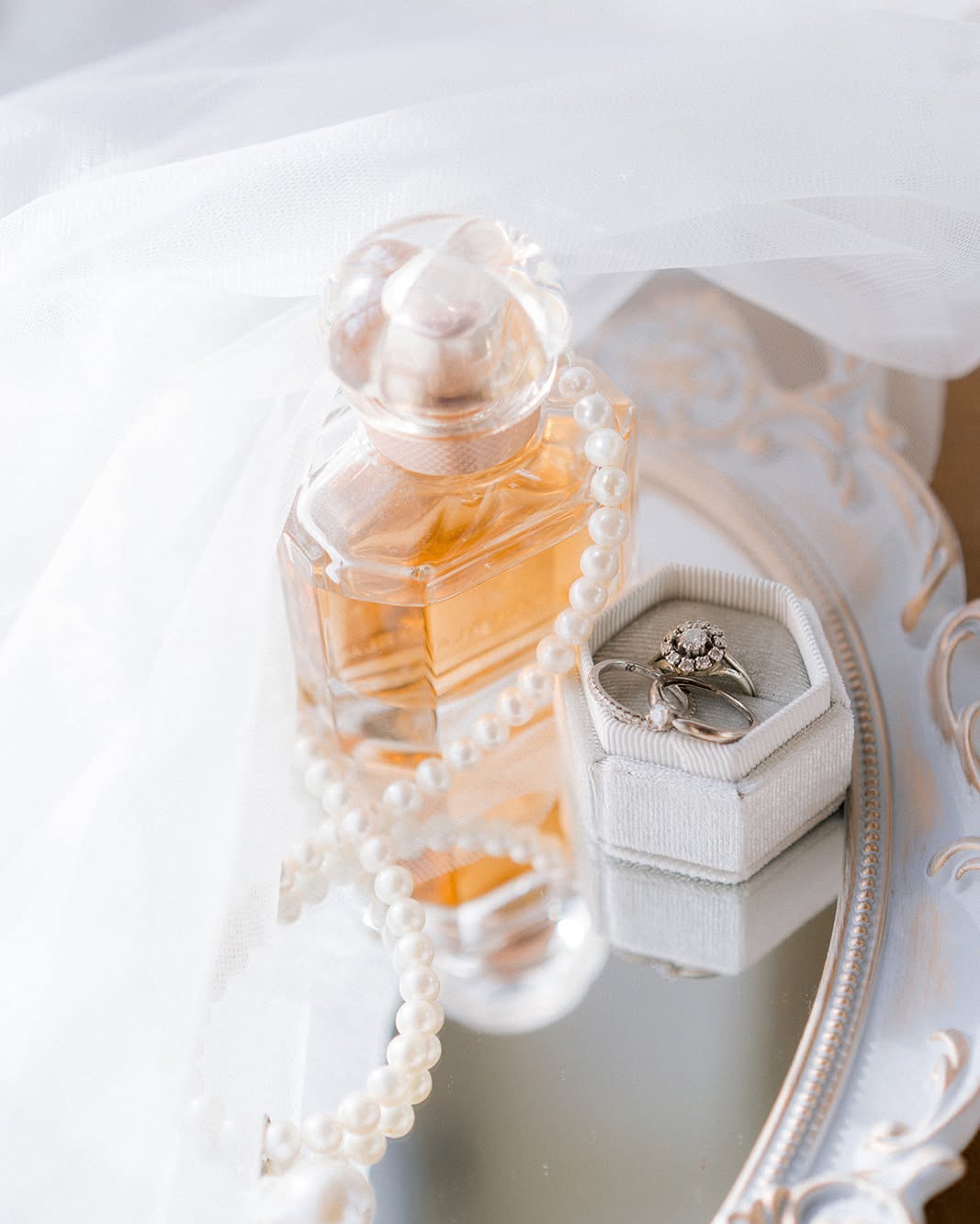 "A woman needs ropes and ropes of pearls."
G. Chanel
___
#weddingdetails #weddingpearls #editorialweddingphotographer