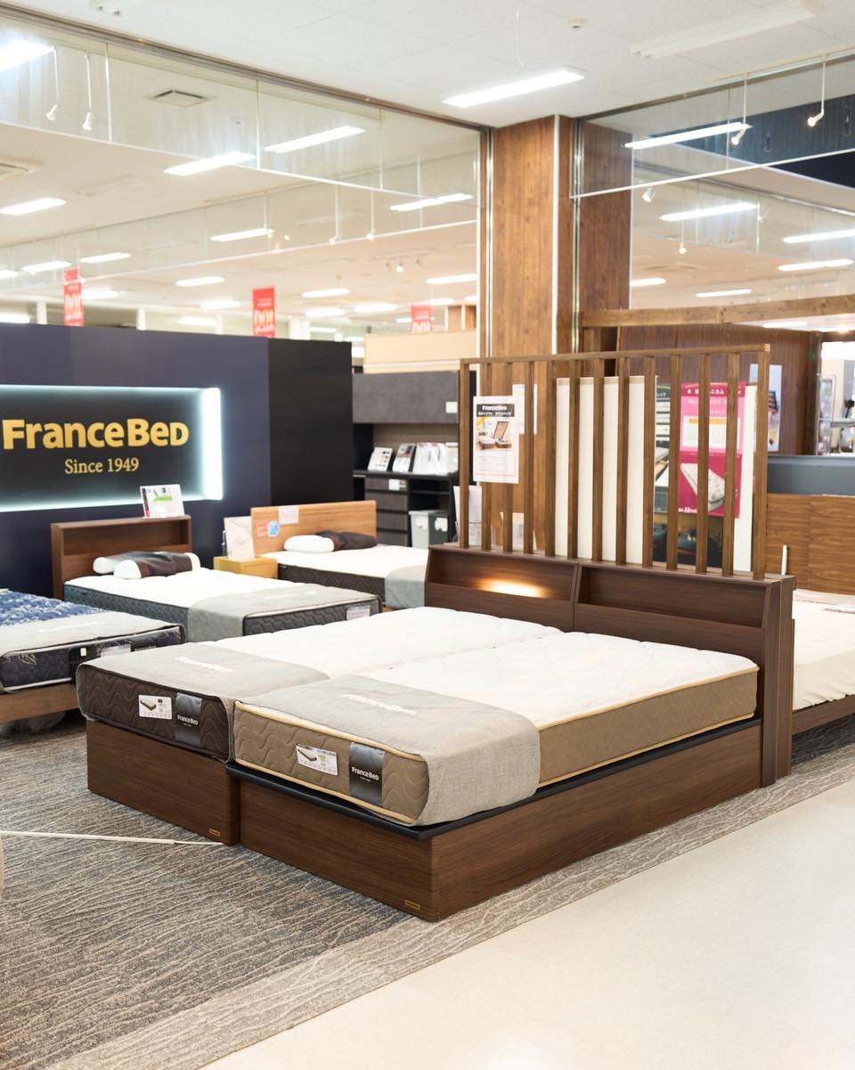 【France Bed /フランスベッド】
\眠りも収納もワンランク上へ!/
いつも当店のInstagramをご覧いただき
ありがとうございます😊
本日ご紹介する商品はコチラ💁♀️
↓↓↓
フランスベッド
このベッドが長く愛され続ける理由は何?
日本人の暮らしに寄り添った
✨快適さ&品質の高さ✨があげられます。
①体をしっかり支えてくれるマットレス
寝返りが打ちやすく
朝までぐっすり💤
「寝心地が違う」と言われるのは
ココにあるのではないでしょうか?
②日本製ならではの丁寧なつくりにも注目👀
長く使える安心感
睡眠の大切さを実感できるのが嬉しい✨
……………………………..
そして、
ベッド下に“便利な収納スペース”があるタイプも素敵🛌
⚫︎季節の寝具
⚫︎衣類・タオル類
これらをスッキリ整理整頓OK
お部屋を広く見せてくれます。
収納家具を増やさなくてもいい!!!
そんなスマートな暮らしを叶えてくれます。
……………………………..
是非、
店頭までお越しいただき
このベッドの素晴らしさを
お確かめください。
皆さまのご来店を
スタッフ一同、
心よりお待ちしております🌱
=============
インテルナかわはた🏠
創業100年の家具専門店
その他商品紹介や
イベント・キャンペーン情報は
コチラ▶︎▶︎▶︎@kawahata_interior
埼玉県に4店舗(川越店・坂戸店・和光店・所沢店)を展開
https://www.kawahata.co.jp/
〒350-0032
埼玉県川越市大仙波635-1
営業時間 / 10:00〜19:00(年中無休)
TEL / 049-277-6911
#インテリア
#家具
#インテリアデザイン
#家具専門店
#インテリアショップ
#インテリア家具
#インテリア好きと繋がりたい
#インテリア好き
#無垢材
#無垢材家具
#無垢材の家具
#家具選び
#家具デザイン
#家具工房
#家具探し
#家具好き
#家具好きの人と繋がりたい
#自然素材のインテリア
#自然素材の家具
#埼玉家具
#家具専門
#フランスベッド
#ベッド選び
#マットレスベッド
#マットレス選び
#家具デザイン
#お気に入りの家具
#お気に入りのインテリア
#インテルナかわはた