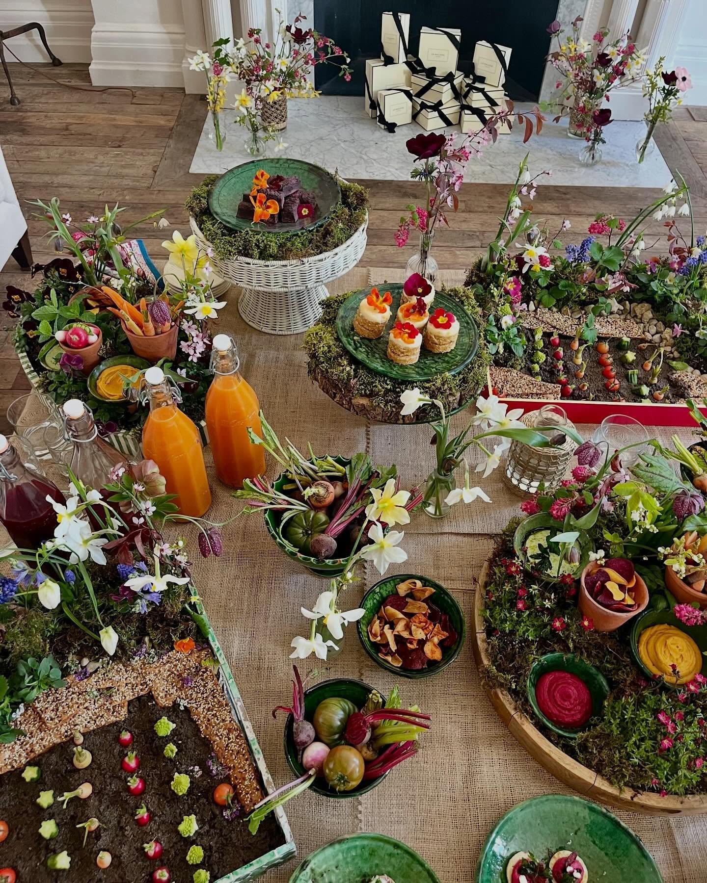 Cette semaine, on a eu un vrai coup de cœur pour cette création culinaire et visuelle de @_by_matilda 🌱✨
Une explosion de légumes pour @jomalonelondon qui donne envie de se mettre au jardinage tant c’est gourmand, mignon et poétique 🍎🥕🍆🍅🥔
Un décor comestible et printanier, un vrai régal pour les yeux et pour l’inspiration ! 💛
#edibleveggiepatch #ediblevegetablegarden #cookingwithvegetables #springflowers #springgarden