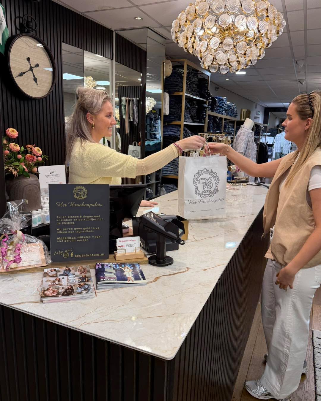 FIJN WEEKEND! 🤍
Wij zijn maandag weer geopend van 12.30-17.30 om te shoppen 🤩
#hetbroekenpaleis #dekaai #bergenopzoom