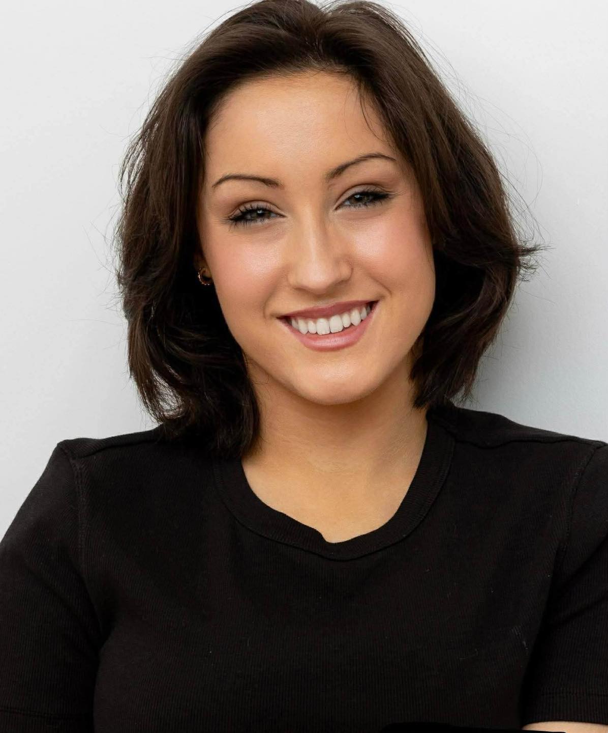 💥 FREE WORKSHOP 💥
We are so excited to welcome Kate Sheaf-Morrison to our studio TOMORROW at 5:30pm -7:00pm for a FREE dance workshop! All Taranaki dancers welcome!
Read about Kate below :
From Taranaki, Kate trained at the Emmanuel Ballet Academy, Kate Lahood School of Dance, and extended her contemporary training through intensives across NZ and Australia. From 2018-2022, she performed with the Taranaki Dance Project in cabarets, local events, and in the US. She was a PACANZ modern and tap nominee and completed her solo performance diploma in 2021. At 16, she moved to Sydney to train full-time at Village Nation Performing Arts, graduating with a Diploma in Musical Theatre, cert IV dance teaching/management, and performed at events such as the Allianz Stadium opening and Christmas with Delta TV Special. Kate signed with an esteemed Australian dance agent upon graduation and continues to audition for musical theatre shows whilst teaching at local dance studios. She appeared in the second season of THEatreBRIDGE and performed in Teatro’s ‘The Addams Family Musical’.
This class will be a judge free space to dance and have fun learning a lyrical/contemporary combo. We’ll stretch, kick, turn, leap and roll. All levels welcome aged 12+