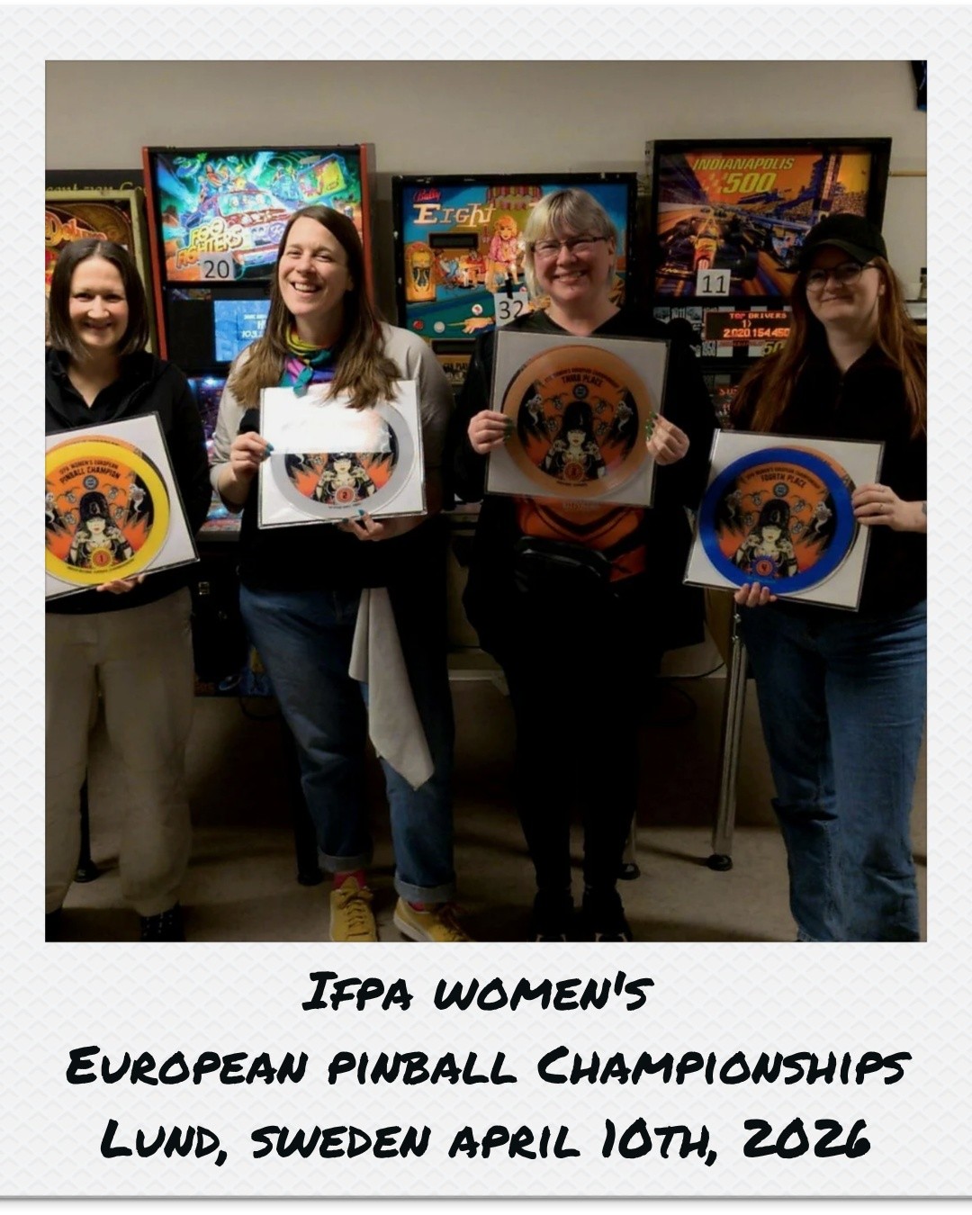 I fredags avgjordes dam-EM i flipperspel på Lund Pinball Academy i Lund. Topp 16 i Europa under 2025 bjöds in.
Redstones egna Karyn kvalade in bäst av alla och tog en stabil andraplats. Det blev 4-2 i finalen mot Kate Rothwell Jackson från England. Kate gör faktiskt rösten i Game of Thrones flipperspelet från 2015 och Karyn gör rösten i ABBA flipperspelet från 2024 ⚔️🪩‼️
Vill du kvala in till nästa års dam EM så går det att få kvalpoäng på premiärtävlingen för nya Pokemon flipperspelet den 1a maj. Vi kör även öppna IFPA-tävlingar varje onsdag som ger världsrankingpoäng. Onsdagstävlingar ingår i entrépriset om man vill tävla.
Varmt välkommen till oss på Sockerbruket 22 🔴
PS - som kul kuriosa så designade Redstones Christian/INK troféerna. De är custom spelbara vinylskivor med svenska flipperlåtar på.