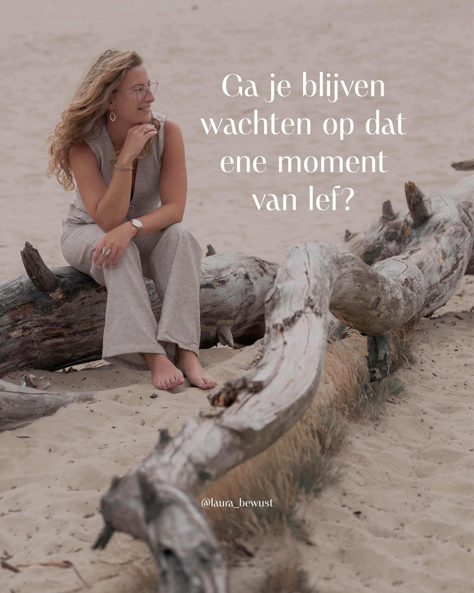Je hebt de plannen en de kennis. Je weet wat de volgende stap is. En tóch blijf je steken op het punt waar je nu bent.
Niet omdat je lui bent of omdat je het niet wilt, maar omdat er iets in je zit dat elke keer op de rem trapt. Vlak voordat je jezelf echt laat zien. Vlak voordat je die stap zet die je al zo lang voor je ziet.
En het rare is: je ziet het zelf ook. En weet dat het niet logisch is. Dat er geen goede reden is om je in te houden. Maar weten is niet genoeg om het te stoppen.
Want dit zit niet in je hoofd. Het zit dieper.
Het zit in de overtuigingen die je onbewust hebt over je eigen kunnen. In de dingen die zo vanzelfsprekend zijn geworden dat je ze nauwelijks nog herkent als patronen. In je lichaam, dat zijn eigen geheugen heeft, en jou steeds terugtrekt naar wat vertrouwd is. Ook als vertrouwd niet meer klopt en je niets liever wilt dan losbreken.
Dat is niet iets wat je oplost met 'betere mindset', een nieuw inzicht of andere strategie. Dat vraagt iets heel anders.
Onlangs werkte ik met een ondernemer die hier midden in zat. Alles klopte aan wat ze deed, maar ze bleef zichzelf niet toestaan om écht in haar positionering en kracht te gaan staan. Na onze sessies zei ze: "Ik weet niet hoe we dit hebben geflikt Laura, maar de rem is weg."
Dat is wat er gebeurt als je niet langer aan de buitenkant trekt, maar de bron aanraakt.
Als jij dit herkent als jouw verhaal, dan wil ik je uitnodigen om dieper te gaan. Want hoe zou het zijn als die rem er nu echt af mag? Als je niet langer hoeft te worstelen met jezelf op het moment dat het erop aankomt? Als jij een ruimte, een gesprek binnenkomt, er gewoon staat en je prijs noemt zonder een seconde twijfel omdat er niets meer is dat je tegenhoudt?
In mijn 1-op-1 behandeltraject werken we op de lagen waar jouw patronen, overtuigingen en oude informatie zijn opgeslagen. Niet door te praten of te analyseren, maar door ruimte te maken zodat wat jou al die tijd tegenhield los kan komen. Zodat jij kunt staan in wie je werkelijk bent. Als ondernemer én als mens.
Jij weet al of dit voor jou is. Vertrouw daarop.
#ondernemen #blokkades #onderbewustzijn #persoonlijkleiderschap #zelfheling
