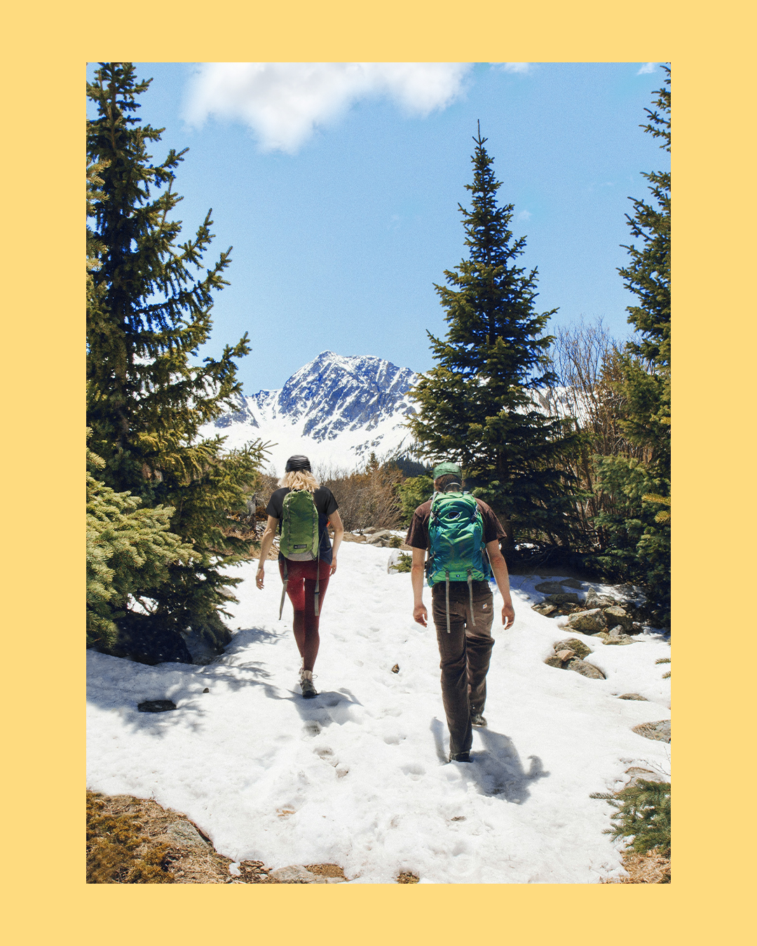 In primavera la montagna è un ibrido, nei boschi il sentiero “rinasce” ma sopra i 1.800–2.000 metri la neve resiste ancora. Questo “doppio volto” è proprio ciò che rende la stagione interessante dal punto di vista tecnico: passi dalla terra alla neve nel giro di pochi metri e l’equippaggiamneto deve adattarsi allo stesso ritmo. Le giornate si allungano e cresce la voglia di tornare sui sentieri, ma non è ancora una stagione pienamente estiva. I tratti umidi, i residui di neve e le temperature che calano rapidamente con la quota richiedono attenzione. L’abbigliamento a strati resta la soluzione più efficace, integrato dalle nostre bandane versatili, che favoriscono la termoregolazione sia in estate sia in inverno. Offrono protezione da vento, sole e umidità, adattandosi ai cambiamenti di temperatura tipici della stagione e rendendo l’escursione più confortevole e sicura.
❄ ☀ ❄ ☀ ❄ ☀ ❄ ☀ ❄ ☀ ❄ ☀ ❄ ☀ ❄ ☀ ❄ ☀ ❄ ☀
In spring, the mountains are a hybrid: in the woods, the trails are "reborn," but above 1,800–2,000 meters, snow still lingers. This "double face" is precisely what makes the season interesting from a technical standpoint: you go from dirt to snow in the space of a few meters, and your equipment must adapt to the same rhythm. The days are getting longer, and the desire to get back on the trails grows, but it's not yet fully summer. Damp stretches, residual snow, and temperatures that drop rapidly with altitude require attention. Layered clothing remains the most effective solution, complemented by our versatile bandanas, which aid thermoregulation in both summer and winter. They offer protection from wind, sun, and humidity, adapting to the typical temperature changes of the season and making the hike more comfortable and safe.
#snow #sun #spring #springstyle #springcolors #season #changes #nature #nature_lovers #mountain #altaquota #trekking #trekkinglovers