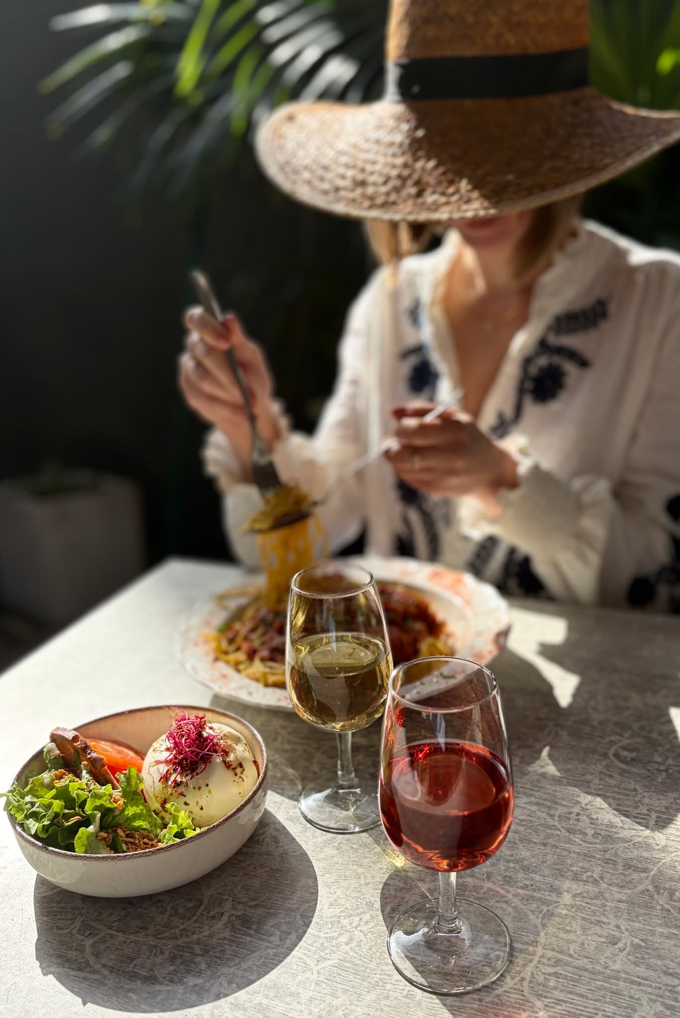 ☀️ Terrasse ouverte, soleil validé !
Au Piccolo, on enchaîne les assiettes généreuses et pleines de saveurs, pendant que les cocktails bien frais tournent en terrasse. L’endroit parfait pour chiller, manger et profiter à fond.
Tu viens quand ?
🍽 Cuisine familiale
📍 434 Rte de Toulouse, Bègles
⏱ Ouvert du mardi au vendredi midi et soir
le samedi uniquement le midi
#Bordeauxmaville
#Begles #quoifaireabordeaux
#bordeauxfood #bordeauxtopfood
#bordeauxresto
#bonnesadressebordeaux
#oumangerbordeaux
#Piccolo #piccolorestaurant
