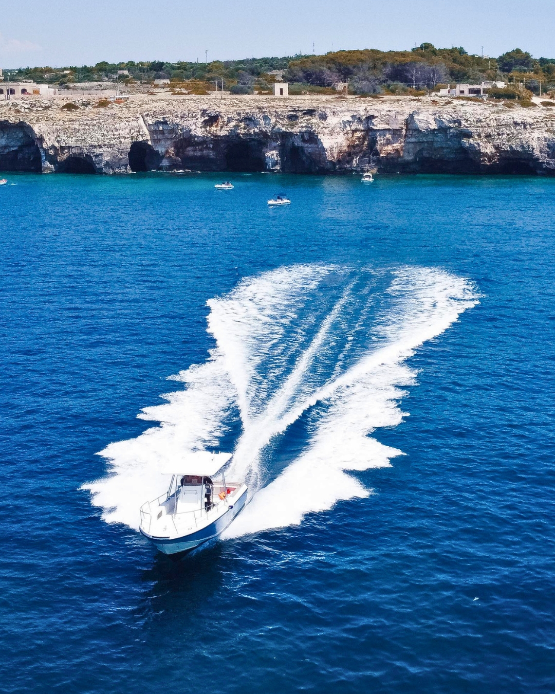 Sappiamo che senti la stagione estiva avvicinarsi!😏
Sta tornando quel periodo in cui la flotta Alexander prende vita e il mare diventa il posto giusto dove stare. 🌊
E quest’anno… sarà ancora più forte.⚡️
•
•
•
#AlexanderLeuca #EstateInArrivo #VibesEstive
