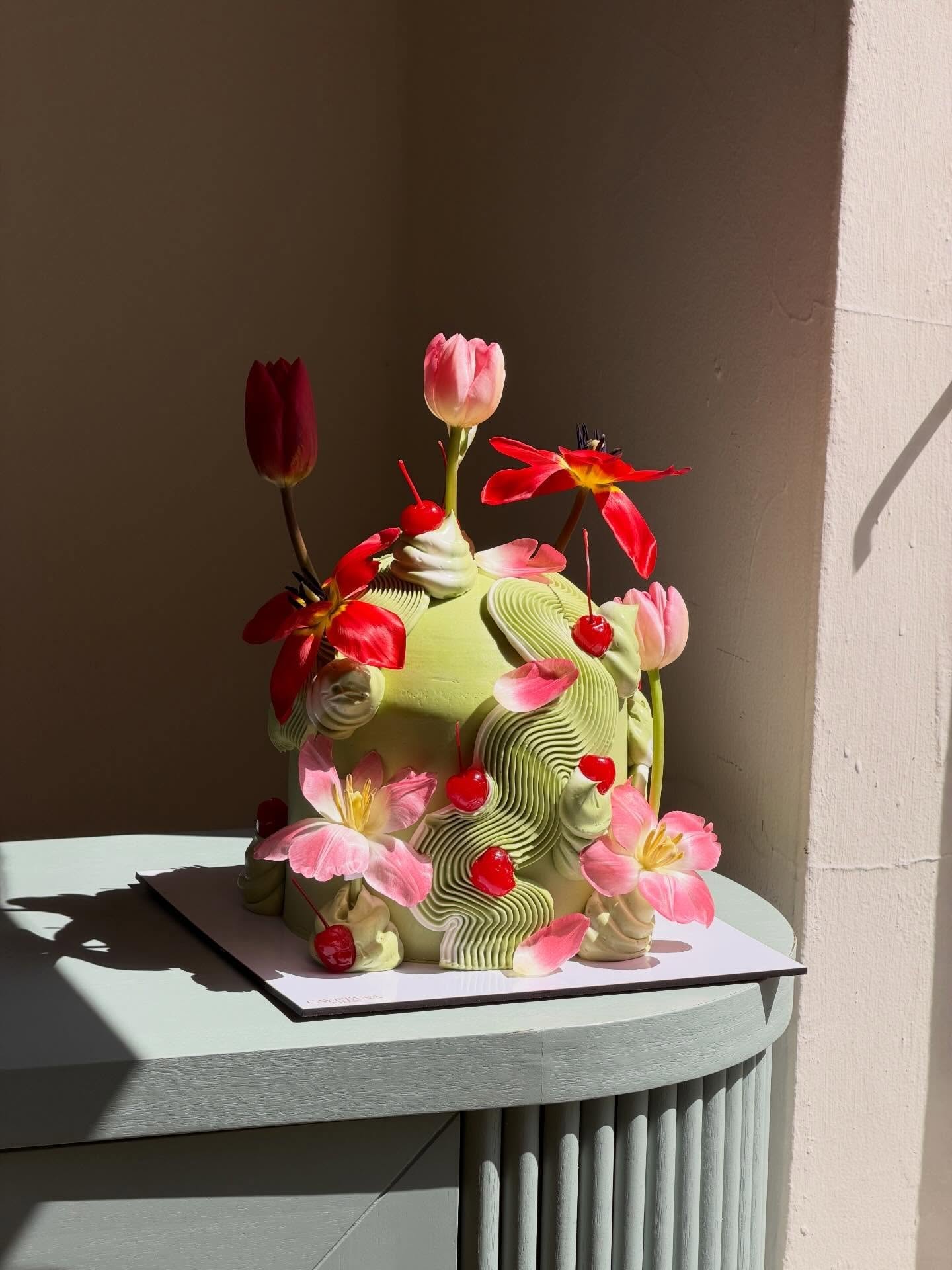 C'est LE gâteau dont on rêve pour ce printemps et il est signé @cayetana.bakery 💚🌷