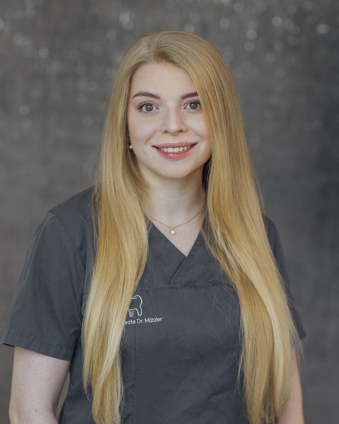 // 𝗟𝗶𝗻𝗱𝗮 𝗦𝗶𝗺𝗺𝗮
Zwischen Klavier 🎹 und Schießstand 🎯 zeigt sich, wie vielseitig Linda ist.
Dazu kommen Zahnseide und Zahnstocher als fixe Handtaschen-Essentials: die absolute Rettung in jeder Situation. 🦷😄
Und auch wenn sie für diese Facts ein bisschen nachdenken musste: Genau diese Mischung aus Humor, Charme und Persönlichkeit macht Linda aus.
Schön, dass du Teil unseres Teams bist! 💙
#drmätzler #zahnarzt #dornbirn #zahnarztpraxis #zahnarztpraxisdornbirn #zahnarztdornbirn #team #zahnarztpraxisteam