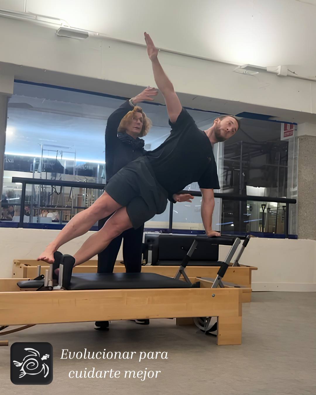 En Pilates, un centímetro lo cambia todo. La diferencia entre un ejercicio eficaz y una posible lesión está en la precisión del instructor.
Este fin de semana, nuestro director , Víctor Escriña, ha vuelto a sus raíces: la escuela Masterpilates. No para aprender lo básico, sino para perfeccionar la maestría.
¿Por qué? Porque en VEMPILATES creemos que para exigirte lo mejor, nosotros debemos formarnos con los mejores. La formación continua es nuestra promesa para garantizarte:
✅ Clases con rigor técnico absoluto.
✅ Ejercicios adaptados a tu cuerpo con máxima seguridad.
✅ Resultados reales basados en el método auténtico.
No te conformes con menos.
@masterpilateseducation
#VEMPILATES #PilatesRivas #PilatesSureste #Masterpilates #FormacionContinua #PilatesDeElite #PrecisionEnElMovimiento #MaestriaPilates
