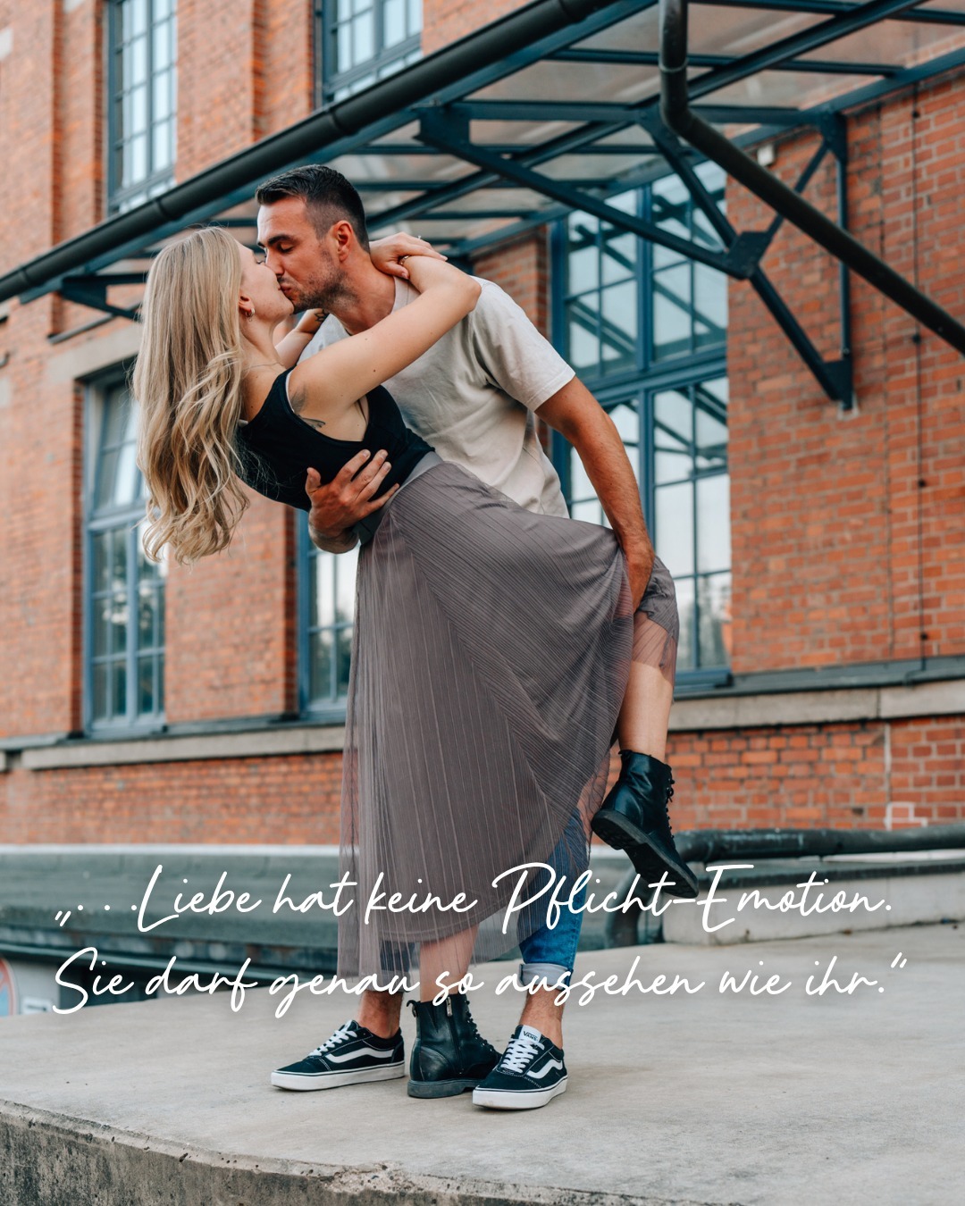 Ihr dürft lachen. Ihr dürft albern sein. Ihr dürft still sein.
„…Liebe hat keine Pflicht-Emotion. Sie darf genau so aussehen wie ihr.“ 🤍
Die schönsten Bilder entstehen fast immer dann, wenn ihr euch erlaubt, einfach ihr zu sein.
Ich fotografiere keine Pflicht-Gefühle. Ich fotografiere euer echtes „Wir“.
So, dass ihr euch später wiedererkennt, nicht irgendeine Version, die „richtig“ wirkt.
Wenn du das fühlst, reagier einfach mit 🤍.
#paarshooting #paarfotos #liebeimsalltag #natürlichefotografie #oberpfalz
Paarshooting, natürliche Paarfotos, echte Momente, Shooting ohne Druck, Liebe im Alltag