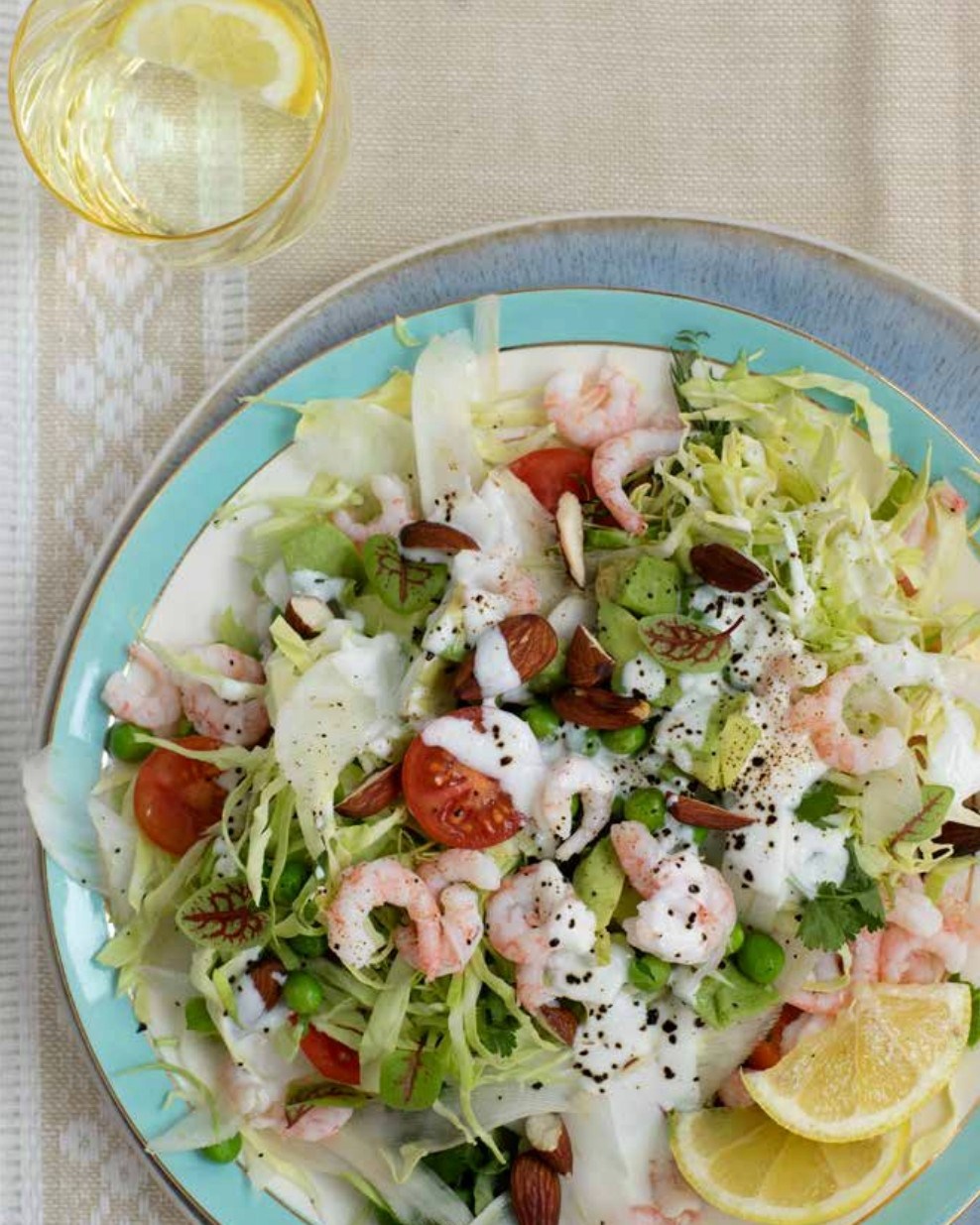 Nem aftensmad - Reje-kålcocktail
1 PERSON
50 g avocado, hakkes i grove tern
100-120 g spidskål, fintsnittet
50 g fennikel, fintsnittet fx på en kålskærer
30 g ærter, fra frost
75 g cherrytomat, delt i halve
friske urter, fx dild og persille
¾ dl kefir
90-120 g rejer, frost eller frisk
10 mandler, gerne saltede. hakkes groft
lidt sorte saltflager
et par skiver frisk citron
friske urter til at pynte med, fx kørvel eller persille
Bland avocado, kål, fennikel, ærter og tomater sammen.
Hak de friske urter og bland dem i.
Fordel kefir, rejer og mandler over.
Drys med salt og evt. lidt citronsaft.
Opskriften er fra vores bog
SPIS DIG I BALANCE
www.hartvig-engell.dk/butik