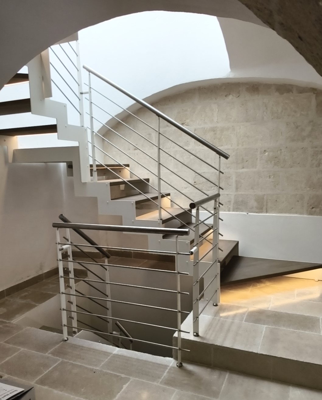 Quando progettiamo una scala, non pensiamo solo a collegare due piani. Pensiamo all'atmosfera che accoglierà chi entra in casa.
In questa realizzazione, abbiamo cercato l'equilibrio: il metallo bianco per dare leggerezza e il legno per dare calore. Il dettaglio che fa la differenza, soprattutto la sera, è l'illuminazione LED sotto ogni gradino: una luce morbida che guida i passi e rende l'ambiente subito più accogliente.
Un piccolo tocco di design funzionale, pensato per la vita di tutti i giorni.
Vi piace l'effetto delle luci integrate?
#CierreScale #ScalePerInterni #ArtigianatoItaliano #HomeInspirationItaly #PugliaDesign