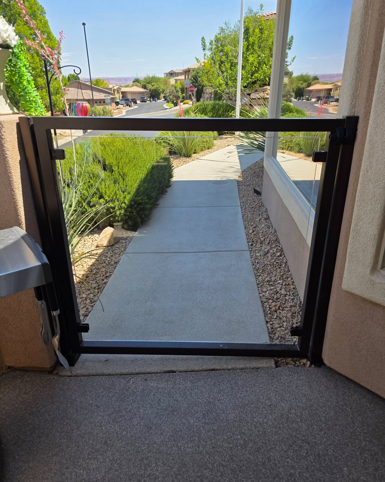 It’s clean, open, and exactly what the space needed
#gate #gatedesign #metaldesign #fabrication #architecture #utahdesigner #utahhomes #utahcustomhomes #customgates #outdoorliving #homedecor #metalworks