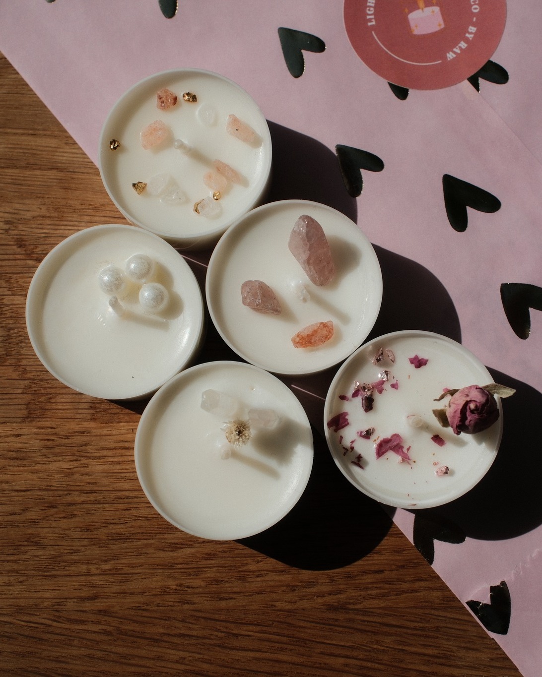 Nieuw: mini selfcare candles
Zoek je een leuk, attent cadeautje, maar heb je een klein budget? Dan zijn deze mini selfcare kaarsjes uniek en persoonlijk om cadeau te geven. Handgemaakte waxinelichtjes met edelstenen, roosjes of himalayazout. Een klein selfcare moment vol liefde, zachtheid en rust. Inclusief cadeauzakje en past door de brievenbus, dus perfect om te geven (of zelf te houden 🤍)!
Een set bestaat uit 3 mini selfcare kaarsjes inclusief cadeauzakje, die je helemaal zelf kunt samenstellen!
Je hebt de keuze uit (swipe):
🌹 Biologische roosjes: staan voor liefde (soft, romantisch, self-love)
🤍 Waxparels: staan voor zuiverheid (clean, calm, elegant energy)
🔮 Bergkristal: staat voor helderheid (focus, balans, frisse energie)
🧂 Himalayazout: staat voor reiniging (detox, reset, grounding)
🍓 Aardbeikwarts: staat voor zachtheid
Gemaakt van natuurlijke kokos–sojawax, geurloos en zónder giftige toevoegingen en VOS.
Exclusief verkrijgbaar in de leuke winkel van @schik_en_zo, waar je de setjes zelf kunt samenstellen, of online via mijn webshop!
Liefs,
Robin