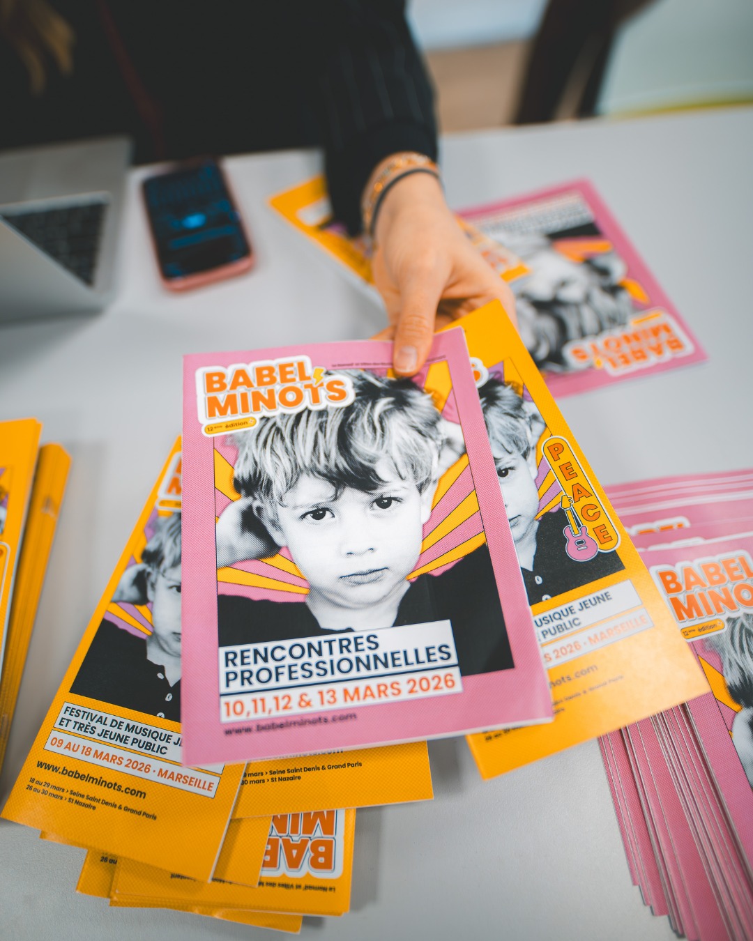 Babel Minots, c’est aussi des rencontres inspirantes avec des pros de l'Éducation Artistique et Culturelle, de la petite enfance, de la diffusion et programmation jeune public… entre conférences, ateliers et tables rondes 📝
📸 @bubuphotographe