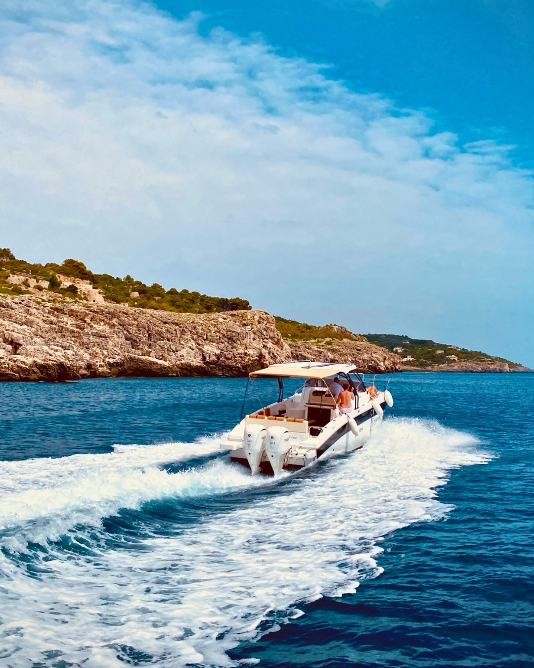 Se vieni a Santa Maria di Leuca e non fai questo tour… stai sbagliando qualcosa. 👀
2 ore tra grotte spettacolari, acqua cristallina e sosta bagno da sogno. 🌊
I posti finiscono in fretta: prI posti finiscono in fretta: pr#prenotaoraenota ora!
👉LINK IN BIO
•
•
•
#AlexanderLeuca #EscursioniGrotteLeuca #PrenotaOra