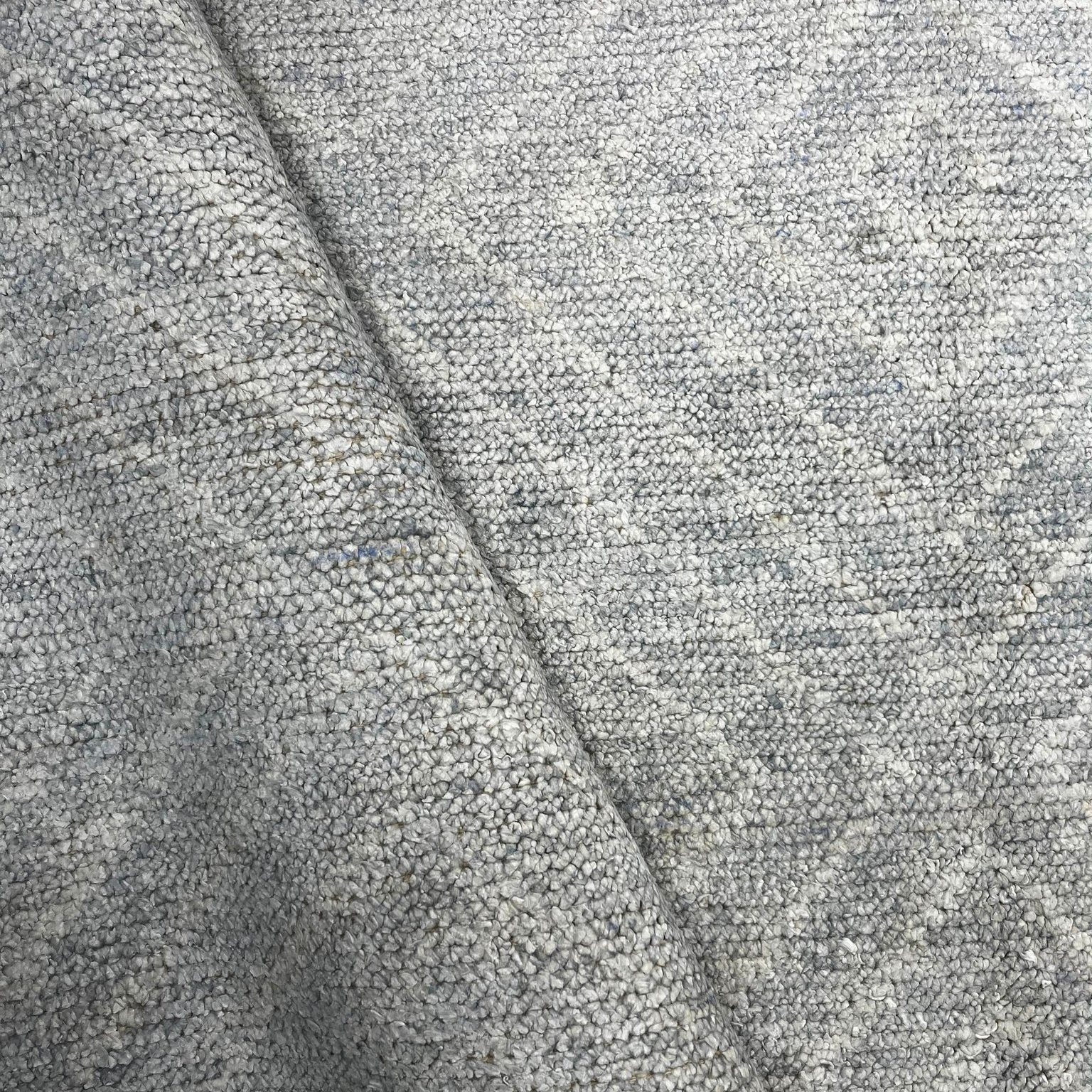 O Tapete Surat se destaca pelo seu visual sofisticado e minimalista, com uma superfície texturizada que traz profundidade e aconchego ao ambiente. Em tons neutros e suaves, é a escolha perfeita para quem busca leveza e equilíbrio na decoração.
Consulte mais sobre o modelo visitando nossas lojas.
📍Rua Henrique Schaumann, 498 - Pinheiros | SP
São Paulo: (11)93044-1854
Caxias do Sul: (54) 3027-1234
.
.
.
.
#kiantapetes #arqdecor #interiordesign #sofisticacao #personalidade #estilo #tapetesimportados #decoração #homedecor #homesweethome #designinterior #arqlovers #confort #casadecorada #DesignDeInteriores
4 d