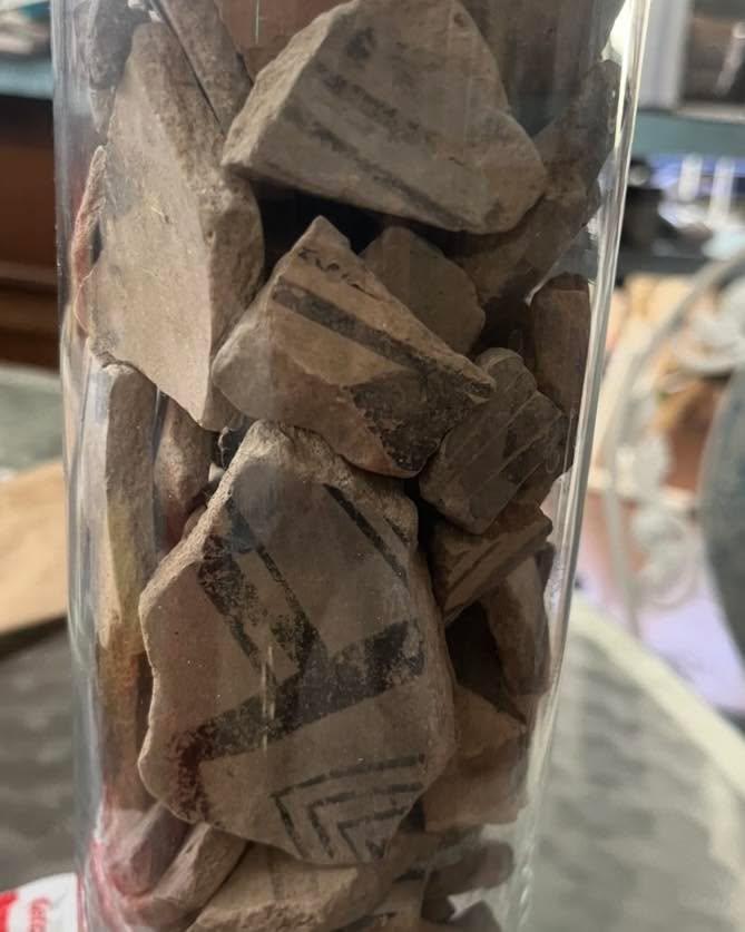 The Clash of Cultures:
In Chimayó, one finds fragments of Hopi pottery, but also stone mortars used to grind corn kernels and other seeds...
A few centuries from now, what traces of our own diet will we leave behind?
Le choc des cultures:
À Chimayò on trouve des tessons de poteries Hopi mais aussi des mortiers en pierre servant a broyer les grains de maïs et autres graines…
Quelques siècles plus tard que laisserons nous comme traces de notre alimentation ?