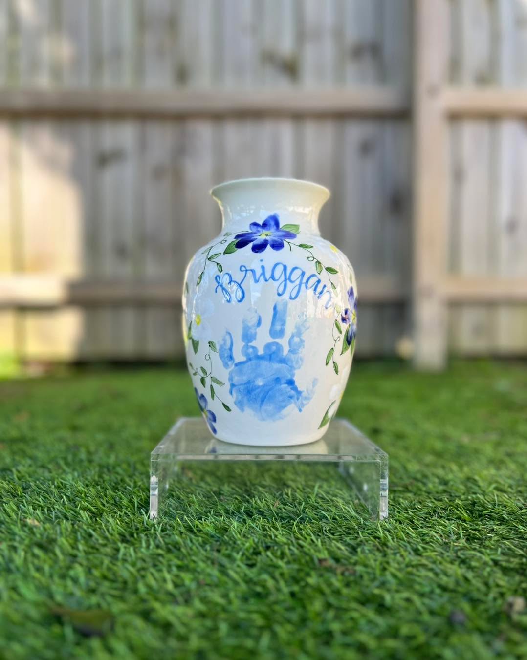 We’ve had so many beautiful vases come through the studio lately, this one included! 😍 want one for yourself?
Book through the link in my bio!