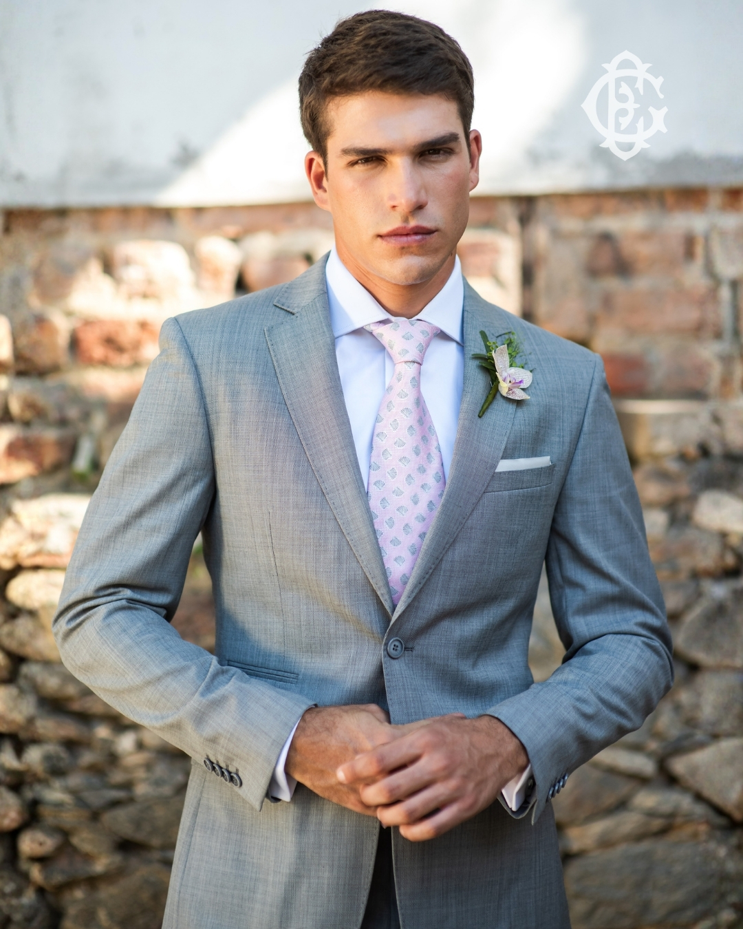 Costume cinza claro EG Collection.
Uma escolha elegante e contemporânea para noivos e padrinhos, com leveza e sofisticação na medida certa.
Agende seu horário com o Eduardo.
📞 +55 (21) 3322-6675 | 📱 +55 (21) 99988-1855
#EduardoGuinle #EG #NoivoEG #Padrinhos #TernoCinza #Alfaiataria #EstiloMasculino #Menswear #Casamento #RioDeJaneiro