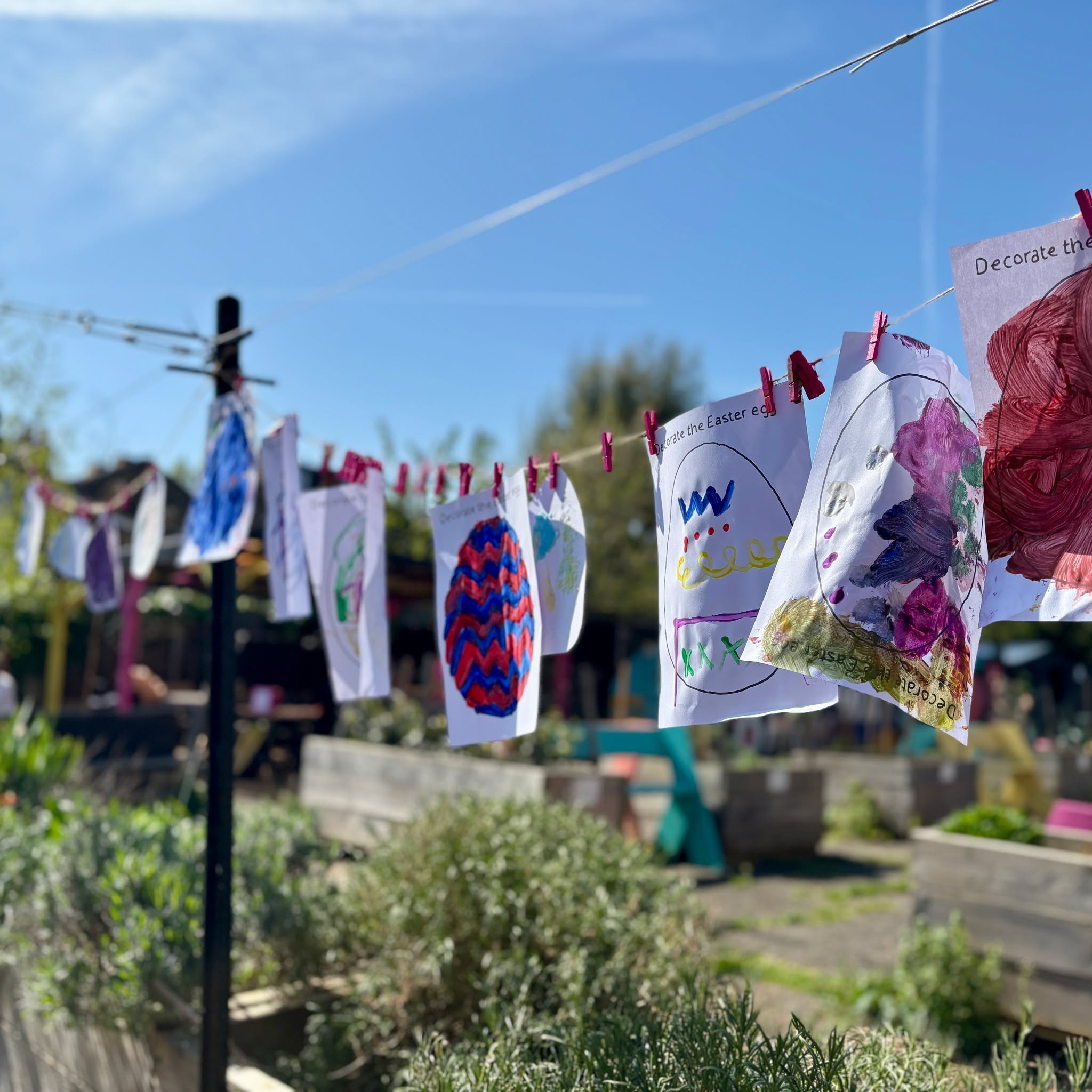 Today, we celebrated Eostre, the pagan goddess of spring who symbolises new life and is associated with hares & eggs, by making Easter baskets, playdough chicks & salt-sand eggs. @CommunityEnergyNewham joined us to recycle old magazines into badges! And we all enjoyed the sun! 😎
