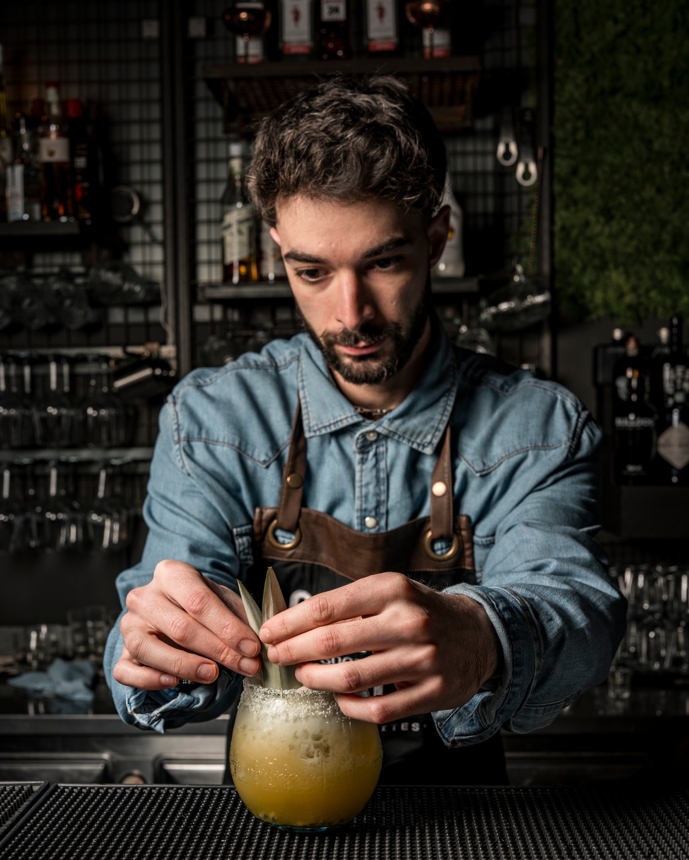 Un drink non si improvvisa. Si studia, si prova, si sistema. Poi si rifà da capo finché non è esattamente come deve essere.
Al bancone di Carro Social Club ogni cocktail nasce così: attenzione ai dettagli, equilibrio nei sapori, tecnica e un pizzico di spettacolo. Perché anche l’occhio vuole la sua parte, ma è il gusto che deve convincere davvero.
Hai assaggiato i nostri signature ispirati al mondo del circo?
Colori, contrasti, nomi che strappano un sorriso e ricette che sorprendono sul serio. Non sono solo drink: sono piccoli numeri da palcoscenico, da vivere sorso dopo sorso.
La prossima volta non chiedere “il solito”, fatti tentare dai nostri drink signature. 🎪🍸
#carrosocialclub #milanobynight #milano