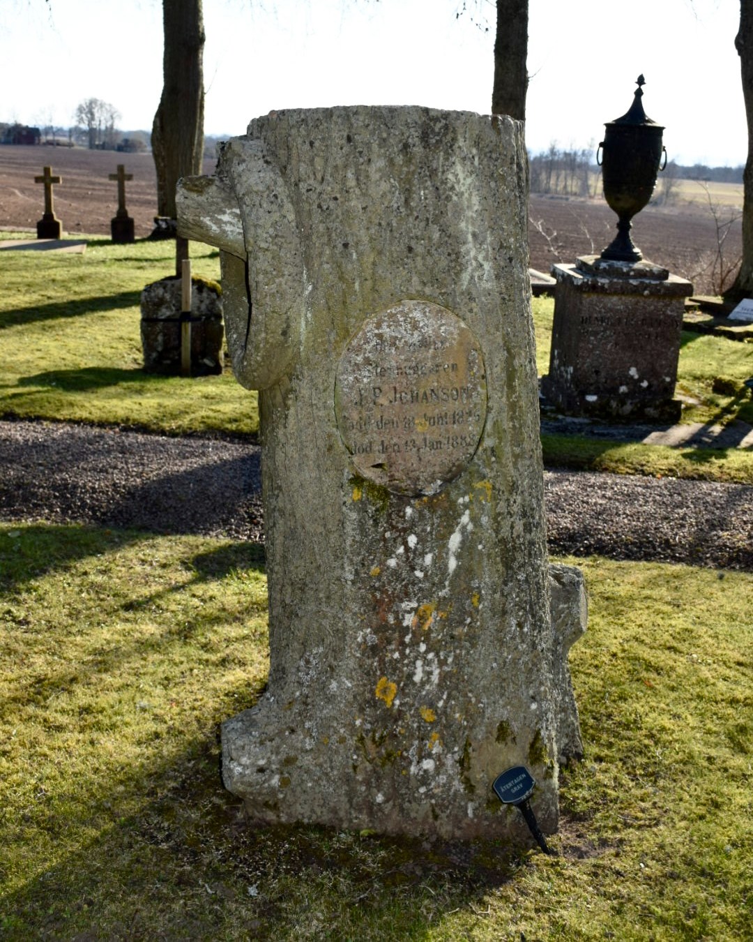 Det har funnits många skickliga stenhuggare på Kinnekulle. Man har brutit sten här sedan 1000-talet. Här är en sten rest över stenhuggaren JP Johansson vid Medelplana kyrka. Hittar ingen mer information om JP som gick bort 1888, men han har troligtvis huggit sin sten själv. Så fascinerande med alla små detaljer, redan som barn var vi väldigt fascinerade över att detta faktiskt var en sten.
Att strosa runt på gamla kyrkogårdar och läsa på gravstenar har alltid varit ett av våra små nöjen, både hemma i Sverige och när vi är ute och reser. Förr kändes de mer personliga – som små berättelser om människorna som levde då.
Är vi ensamma om detta, eller finns det fler som tycker om detta tidsfördriv?
#kinnekullesten #kinnekullekalksten #kinnekullestenbrott