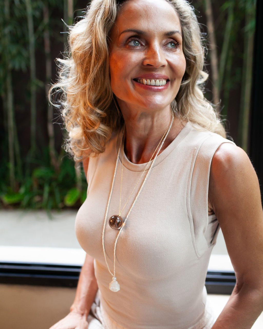 Serenidade que se veste.
O Colar Buda em Madrepérola é uma peça que une significado, elegância e presença. A madrepérola, tradicionalmente associada à harmonia e ao equilíbrio, envolve o pingente de Buda em um brilho suave e sofisticado — perfeito para mulheres que valorizam propósito em cada detalhe.
Uma joia atemporal, delicada e simbólica, que transita com naturalidade entre o clássico e o contemporâneo.
R$ 580,00
ou 5x de R$ 116,00 sem juros
Disponível para quem entende que estilo também é energia.
#anatinnelli #joiascomsignificado #madrepérola #budha #luxocomproposito #acessoriosautorais