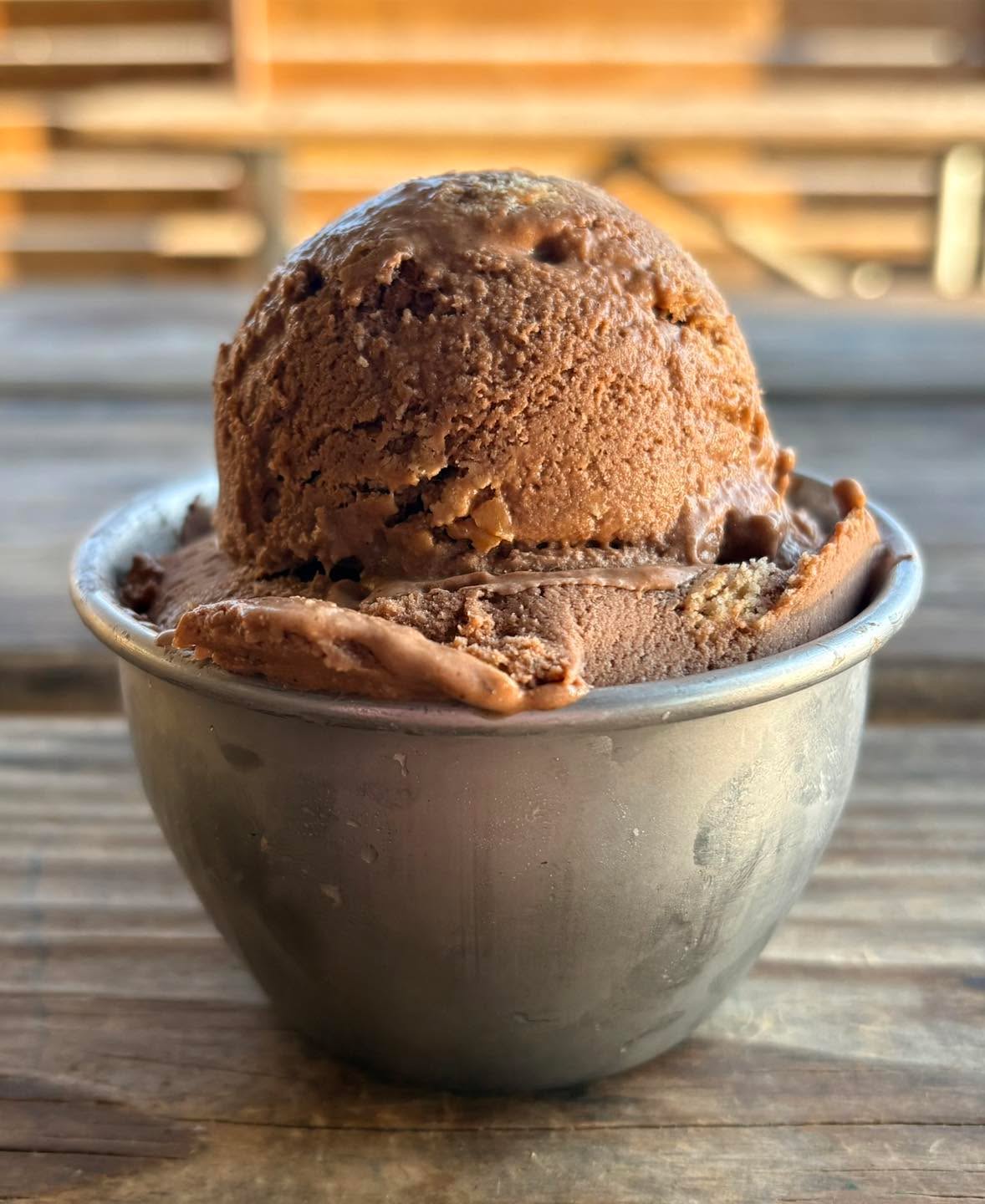 🍨NEW Vegan Chocolate Peanut Butter Sandwich Cookie Ice Cream! Vegan chocolate coconut milk ice cream swirled with peanut butter sandwich cookies!
😋Enjoy at all Sidewall Pizza locations while supplies last!
#icecream #vegan #veganicecream #gvltoday #greenville360