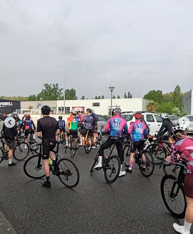 Premier coup de pédale pour la Social Ride GCD 🚴♂️
Samedi matin, départ depuis le magasin Ville & Vélos à Toulouse pour lancer le concept.
Un moment simple, du partage, du rythme… et surtout du plaisir de rouler ensemble.
Pas de chichi. Juste des passionnés, des sourires, et une vraie énergie collective.
C’est exactement ça qu’on veut faire grandir.
La suite arrive. Et elle sera encore plus forte 💥
Tu veux rouler avec nous sur les prochaines ?
Rejoignez la communauté Strava pour ne rien manquer ou demandez à rejoindre le groupe WhatsApp en message privé.
@villeetvelos_toulouse