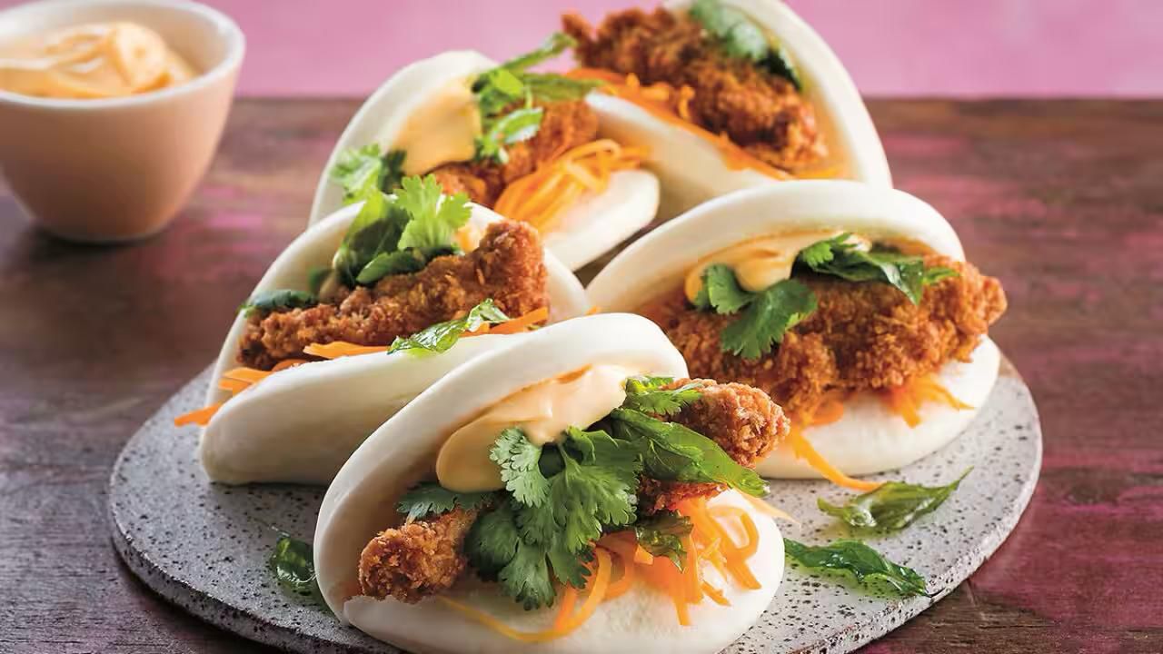 Misschien ken je ons al van BIJMIJ, maar we stellen graag onze nieuwe food concept aan je voor: BAOMIJ. Wij zijn Jasper & Manon, de gezichten achter BAOMIJ.
Bij BAOMIJ draait alles om comfort food met een Aziatische twist. Denk aan luchtige bao’s, knapperige gyoza’s en verrassende smaken die je even meenemen naar een andere wereld. Waar BIJMIJ ooit begon met food, gaat BAOMIJ nu verder. Tijdens Vorkje Prikken Oosterbeek zijn we terug, dit keer met een compleet nieuwe ervaring: Aziatische streetfood, dat de liefde voor lekker eten en beleving combineert.
En er is meer: bij een bepaalde besteding maak je kans op toffe prijsjes! Denk aan food-gerelateerde goodies. Zo wordt lekker eten nóg leuker.
Of je ons nu al kent of net ontdekt: bij BAOMIJ draait het om proeven, delen en genieten.
We hopen je daar te zien kom proeven en genieten bij BAOMIJ. Tot dan!