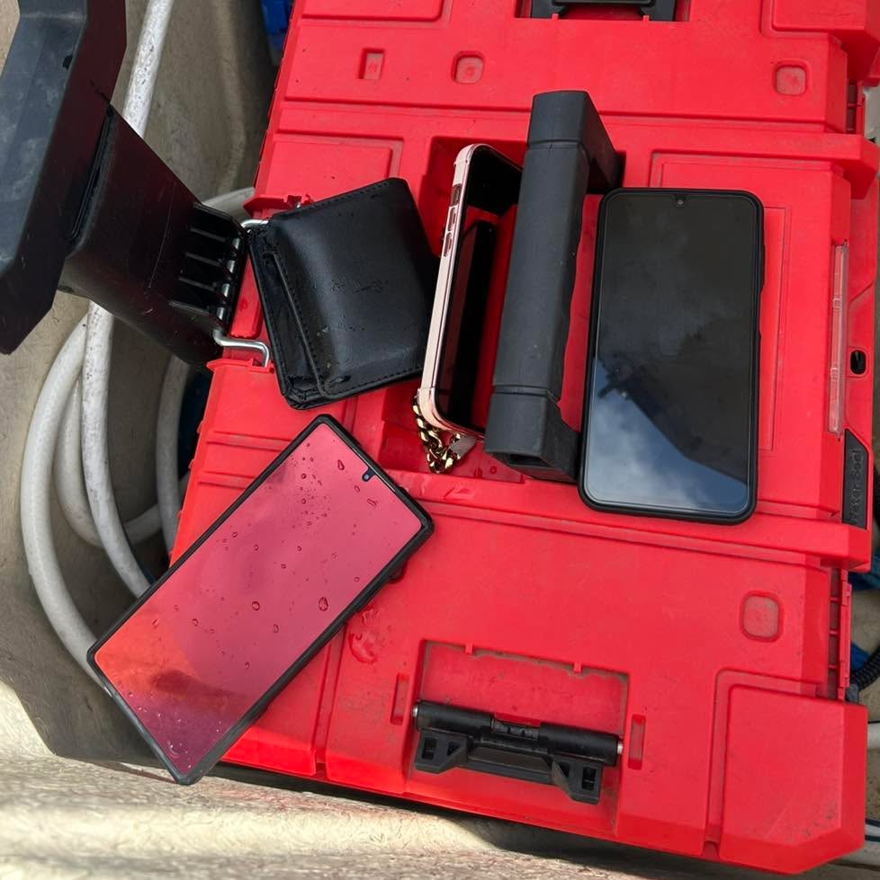 I got to go on a scavenger hunt at Harbortown Marina today. While getting their new boat in its slip, my client dropped his wallet and phone. His wife then lost hers trying to help him. I was able to find all three items pretty quickly. Phones with light colored cases are my favorites! There is often no visibility, but when I can see a little, light cases are much easier to spot.