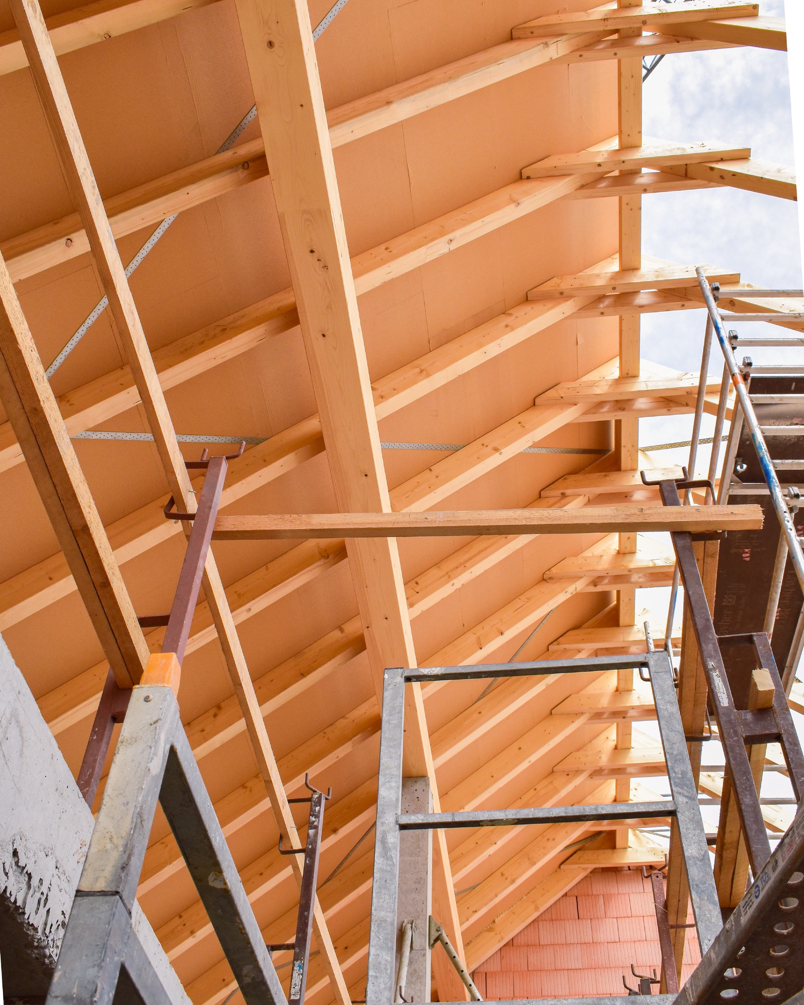 Ein wichtiger Moment auf der Baustelle in Leitershofen.
Der Dachstuhl ist gesetzt.
Was zuvor auf dem Plan war, zeigt sich jetzt im Raum.
Struktur, Proportion und Ausrichtung werden sichtbar.
Holz als tragendes Element.
Präzise verarbeitet, sauber gefügt –
die Basis für alles, was folgt.
So entsteht Schritt für Schritt ein Gebäude,
das nicht nur steht, sondern funktioniert.
Gemeinsam mit @steuerkanzlei_langundschirpfer entsteht hier Schritt für Schritt ein neues Gebäude.
#langenmair
#langenmairkomplettbau
#komplettbau
#dachstuhl
#holzbau
#baufortschritt
#handwerk
#zimmererarbeiten
#detailarbeit
#leitershofen