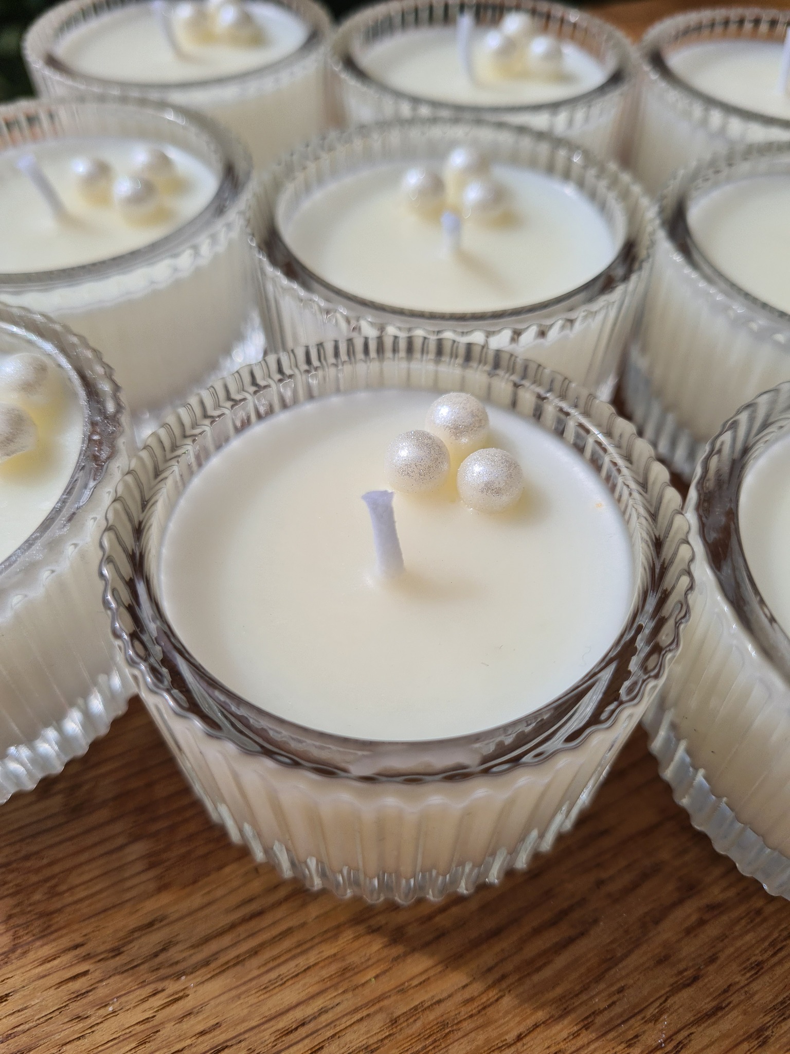 Samples voor een goodiebag
Via via kwam @@rachelleblom bij mij terecht, en hoe bijzonder is dat 🫶🏼
Een echte powervrouw die vrouwen helpt om weer in verbinding te komen met zichzelf, met zachtheid, groei en vertrouwen als basis. En voor haar mocht ik mini selfcare candles maken… klein van formaat, maar groots in gevoel!
Als goodie krijgen de deelnemers een kaarsje van Raw Candles:
✨ zachte pareltjes van wax als decoratie
🌸 de heerlijke lentegeur Japanse kersenbloesem
🌿 100% natuurlijk, niet-giftig, goed voor de planeet en met aandacht gemaakt
Deze kaarsjes staan symbool voor wat we soms lijken te vergeten: even stilstaan, ademhalen en terugkeren bij jezelf. Want selfcare hoeft niet groots te zijn, het zit juist in die kleine momentjes.
Zo trots dat mijn creaties onderdeel mogen zijn van een mooie journey. Dankjewel Rachelle!
Liefs,
Robin