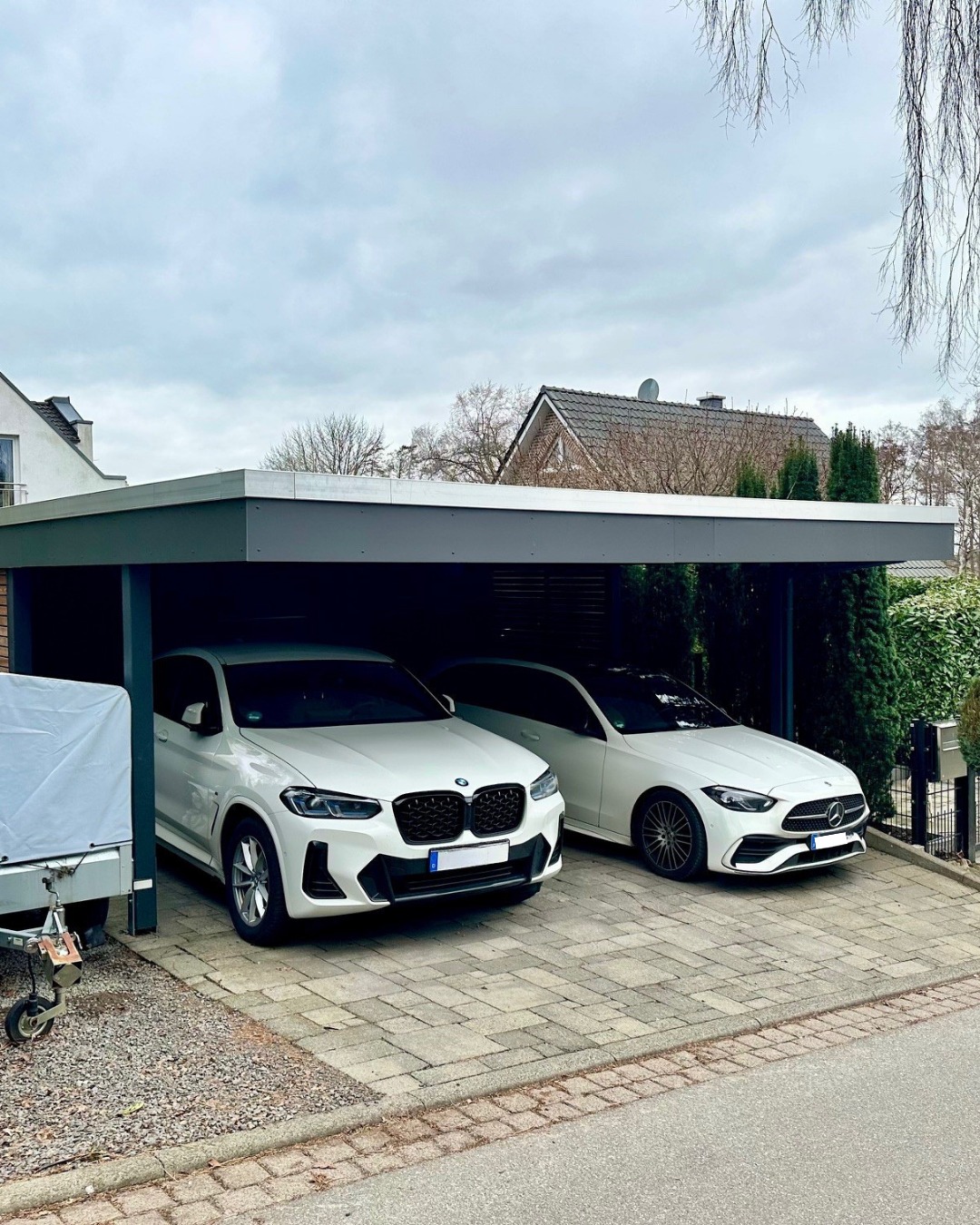 Doppelcarport Klare Linien - durchdachte Details und moderne Optik🖤.
Hier durften wir einen modernen Doppelcarport mit Gründach montieren. Die Konstruktion, bestehend aus Fichte KVH und BSH, wurde mit einem zweifachen Anstrich in Anthrazit behandelt.
Die umlaufende HPL-Blende schützt den oberen Holzrahmen konstruktiv und sorgt für eine dauerhaft saubere und wartungsarme Lösung.
Sieht so aus, als würden sich die Fahrzeuge in ihrem neuen Zuhause sehr wohl fühlen 😃.
Melde dich gerne für ein unverbindliches Carportangebot: 📞04106-6414170 oder gleich hier per 📩DM.
#holzcarport #carport #einzelcarport #carportklarelinie #freeseholzcarport #carportexperten