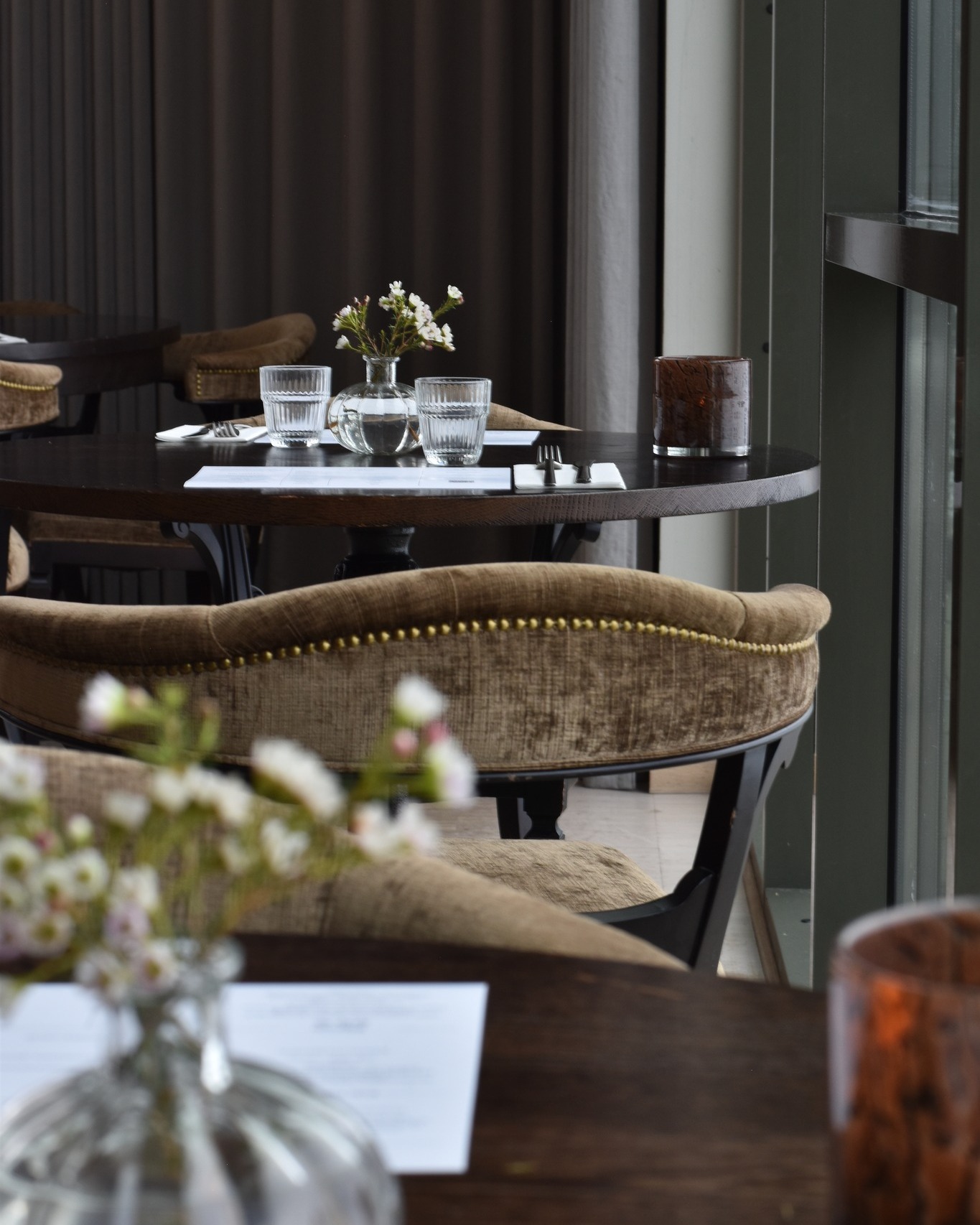 Äntligen kan man njuta av lunch och middag på söndagar på restaurang Sjöö! Restaurangen öppnar vid 12:00 varje söndag. Varmt välkomna- 7 dagar i veckan! 🤍
Psst... när vädret tillåter finns det gott om platser utomhus.