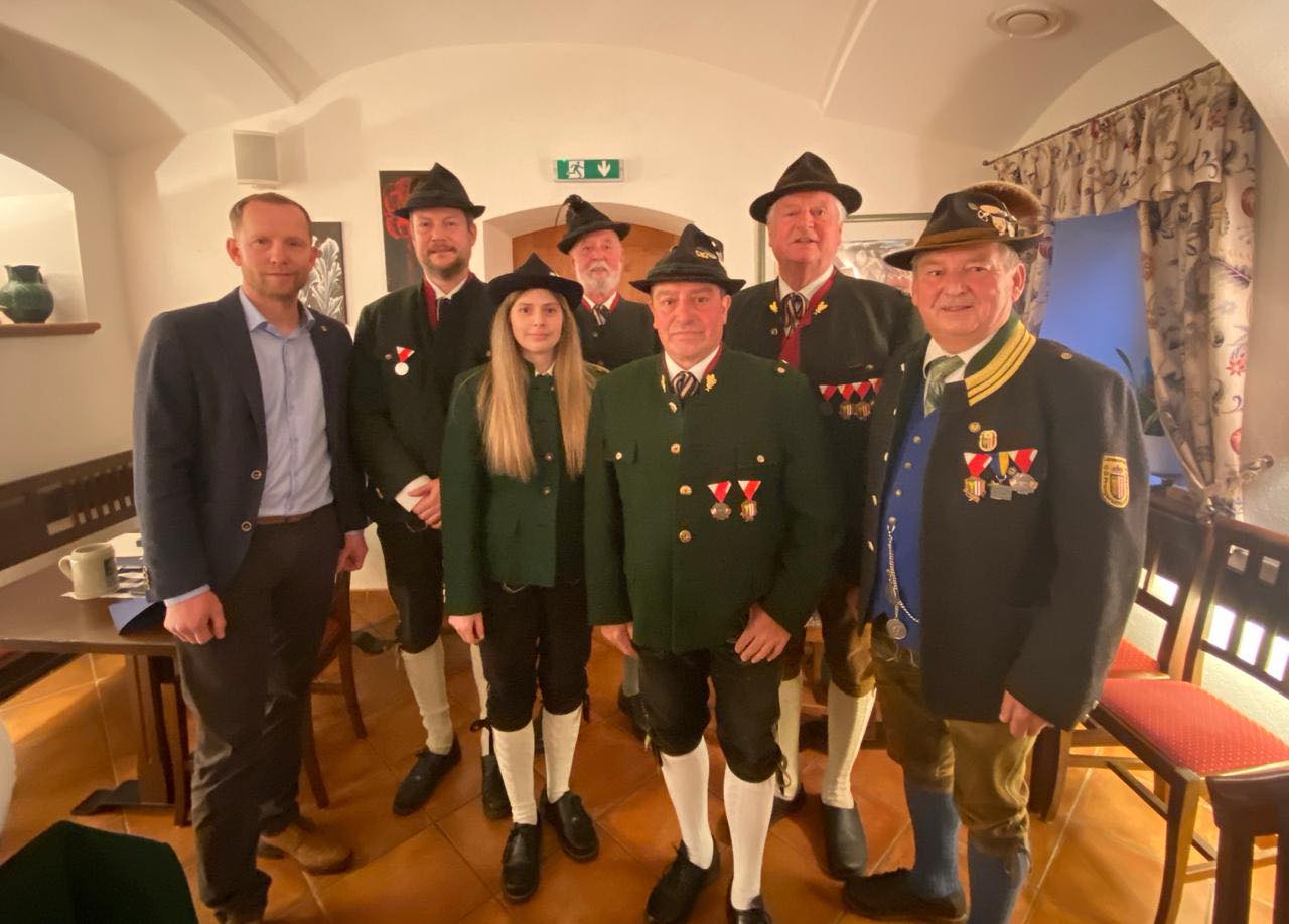 Prangerschützen Kirchham - Starke Tradition. Starke Gemeinschaft.
Bei der Jahreshauptversammlung der Kirchhamer Prangerschützen wurde einmal mehr sichtbar, was unseren Ort ausmacht: Engagement, Zusammenhalt und gelebtes Brauchtum.
Obmann Karl-Heinz Buchegger und sein Team leisten mit ihren zahlreichen Ausrückungen einen wichtigen Beitrag – weit über Kirchham hinaus.
Gemeinsam mit Landesobmann August Kerbl und Ehrenmitglied Bgm. a. D. Franz Bieregger war auch Vizebürgermeister Christian Brunner vor Ort und bedankte sich persönlich für den großen Einsatz der Prangerschützen.
👉 „Tradition lebt von Menschen, die Verantwortung übernehmen. Die Prangerschützen sind dafür ein starkes Beispiel in Kirchham.“
👏 Herzliche Gratulation auch an alle Geehrten – und ein großes DANKE an alle Mitglieder!
