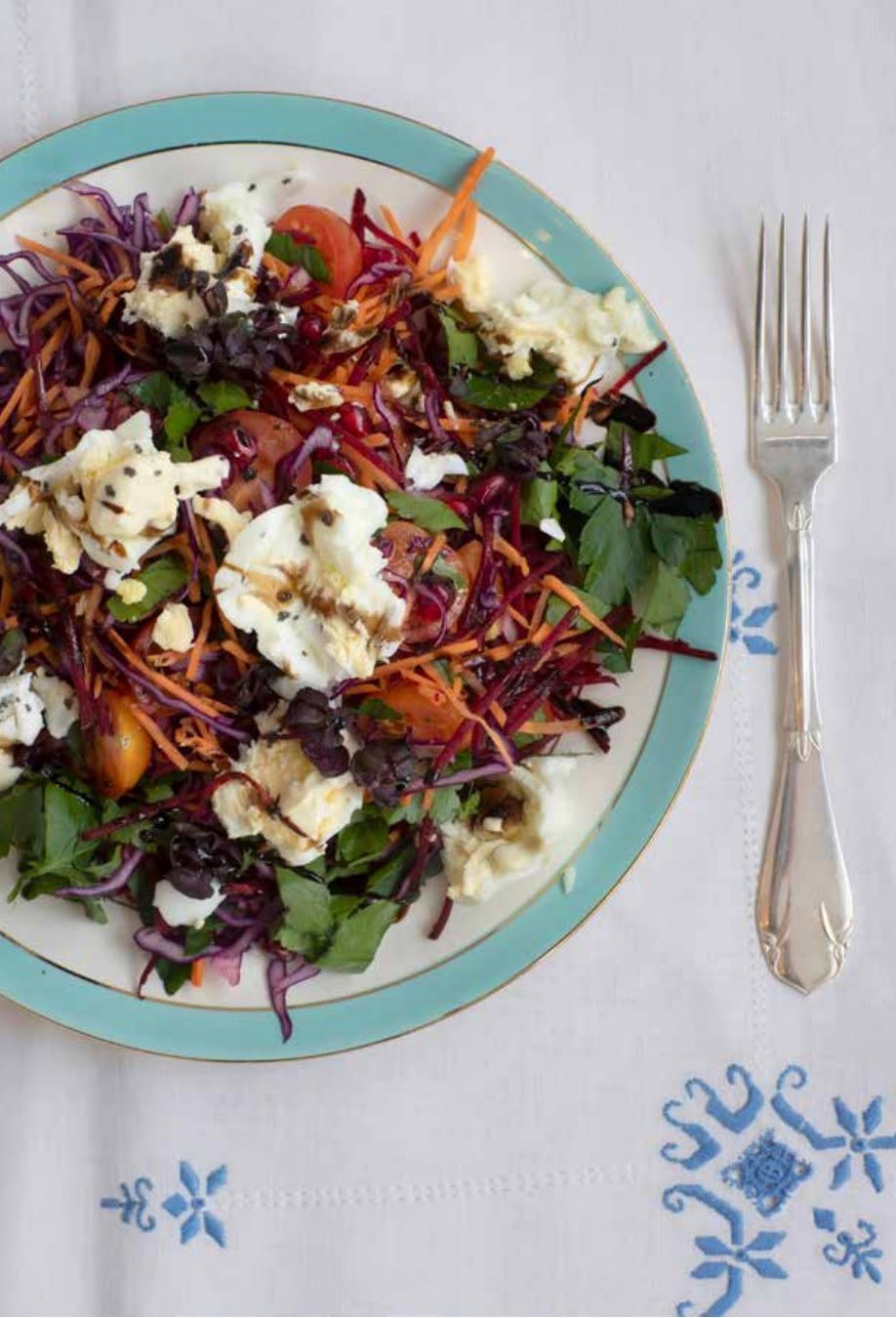 Hartvig & Engell frokostsalat med æg og trøffelmayo
- we love this one
1 PERSON
100 g kål, fx spidskål rød eller hvid, fintsnittet
50 g rødbede, revet groft
50 g gulerod, revet groft
4-6 cherrytomater delt i halve
eller ¼ peberfrugt, fx rød, skåret i strimler
en stor håndfuld friske urter, fx persille, dild og løvstikke
1 spsk. granatæblekerner, friske eller fra frost, eller 25 g æble, finthakket
2 tsk. pistacienøddeolie
2 spsk. æbleeddike
lidt saltflager, fx sorte
lidt dukkah, grøn eller rød
2 æg, forkogte, smuldres
1 tsk. mayonnaise med trøffelsmag
TOPPING
1-2 spsk hytteost (er ikke på foto, men vi får det typisk selv for at få ekstra protein)
balsamico glace med citron
Bland alle grøntsagerne sammen i en stor skål eller dyb tallerken.
Vend de friske urter med ind i salaten.
Drys med granatæblekerner, top med olie og eddike, saltflager og dukkah.
Vend det hele godt sammen.
Fordel æggene over og top med mayonnaisen oven på æggene.
Pynt med friske urter, dukkah og balsamico glace samt evt. lidt hytteost.
Opskriften er fra vores bog SPIS DIG I BALANCE.
www.hartvig-engell.dk/butik