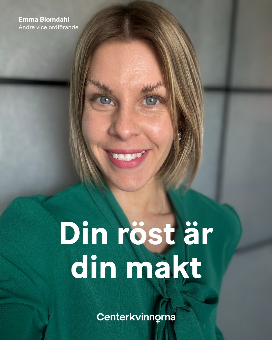 Idag är knytblusens dag – och det handlar om något större än ett plagg.
Knytblusen blev en symbol för mod när kvinnor slöt upp bakom Sara Danius. Men det som började då är inte över.
Det handlar om rätten att höras. Om modet att ta plats när kvinnors röster fortfarande ifrågasätts, tystas eller pressas tillbaka. För utan kvinnors röster stannar demokratin.
Knytblusen är en viktig symbol. Men den får inte stanna där.
💚 Skriv ett 💚 om du står upp för kvinnors rätt att höras.
💚 Dela vidare så fler tar plats.
💚 Och ta nästa steg – organisera dig.
Som medlem i Centerkvinnorna är du med och driver förändring varje dag. För kvinnors ekonomiska frihet, trygghet och makt över sina egna liv.
Vi bär knytblus idag. Men framför allt bär vi varandra när vi använder våra röster.