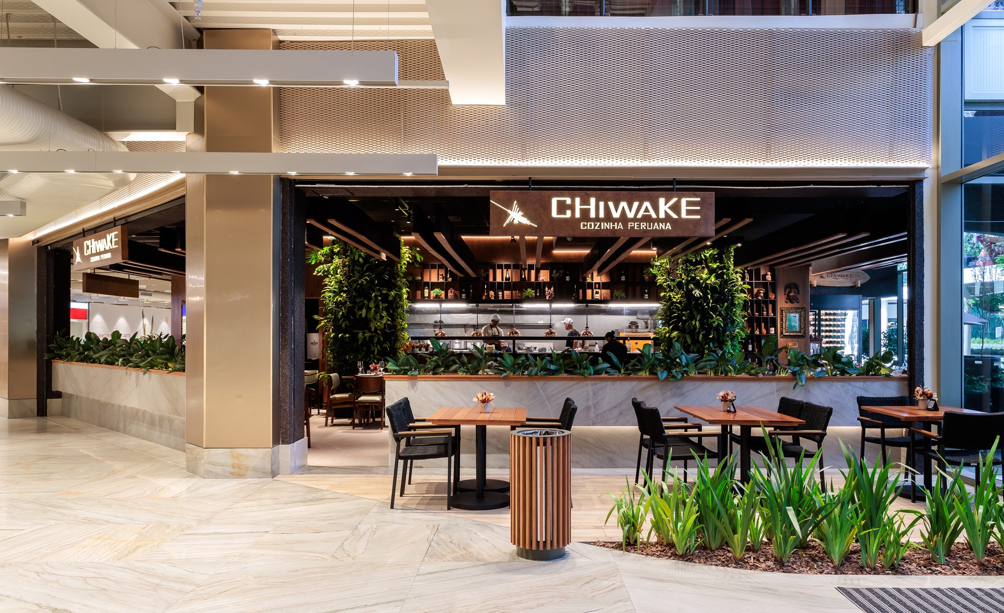 Restaurantes são lugares de encontro, conversa e experiência.
Mas sem conforto acústico, o excesso de ruído pode comprometer tudo isso.
No @chiwake_recife, localizado no parque gastronômico do Shopping Recife, o projeto acústico da foi pensado para equilibrar o som do ambiente e proporcionar mais conforto para clientes e equipe.
Acústica bem planejada transforma a experiência de um espaço.
Responsáveis: @deborabarretto
Arquitetura: @paulovelosoarquitetura
Obra: @directrizengenharia
Materiais: @trisoftoficial
Fotografia: @fotograforogeriomaranhao