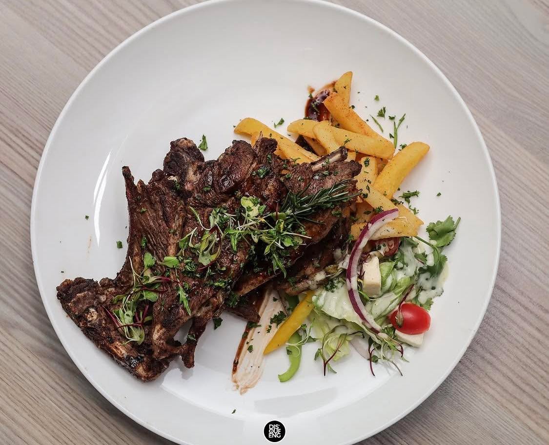 Perfectly seared lamb chops, extra crispy fries, and a fresh side salad. This plate is speaking my love language 😍 Who’s hungry?