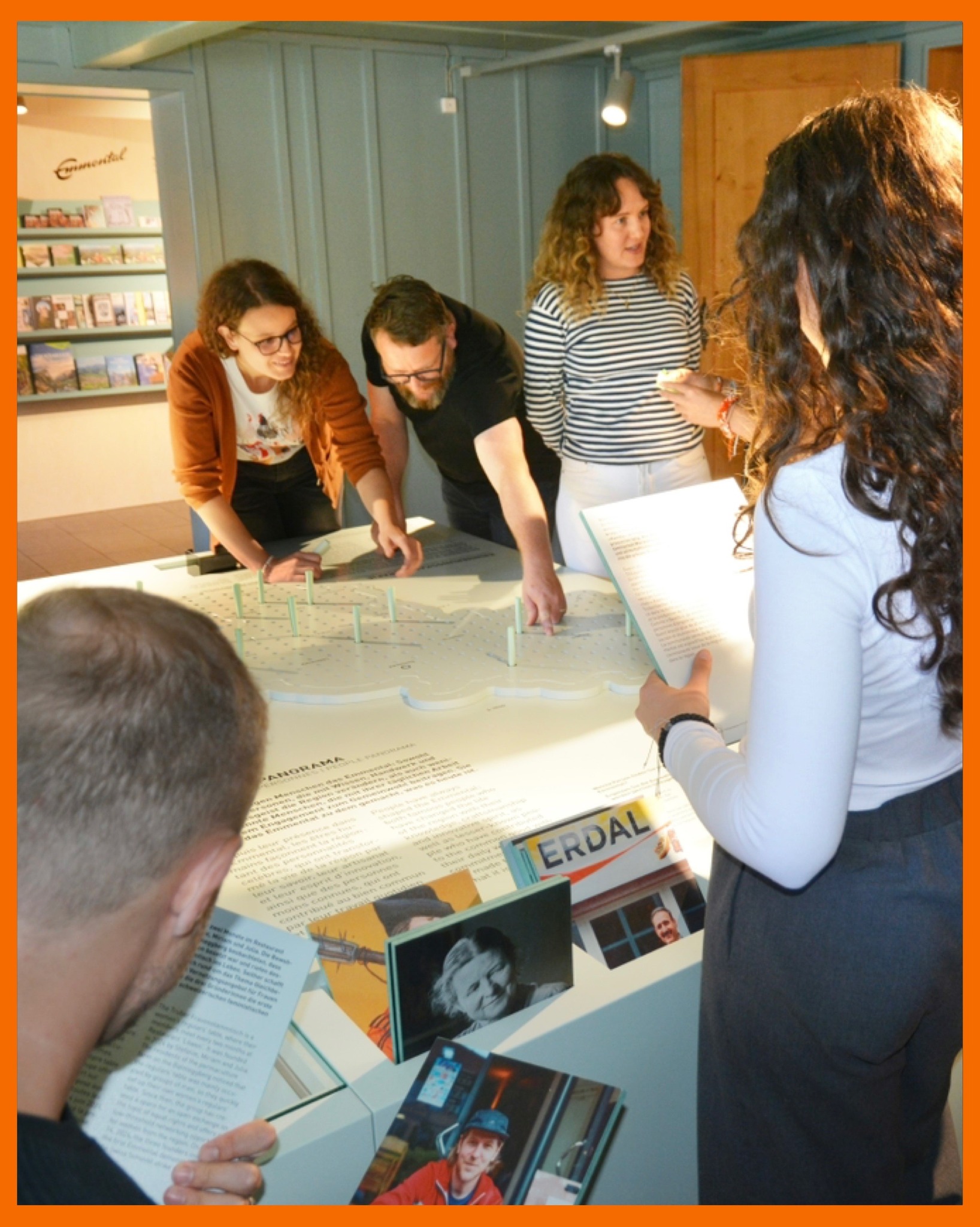 👜✨ Öffentliche Führung – mitnehmen statt nur anschauen!
So, 29. April 2026 | 11.00–11.45 Uhr
Beim Museumsbesuch einfach durchlaufen, schauen – und dann zurück in den Alltag? Nicht bei dieser Führung! 💡
Unter dem Motto „Das chönnt ig ja o mau mache!“ lädt das Regionalmuseum Chüechlihus zu einem besonderen Rundgang ein:
🔹 Alte Techniken neu entdecken
🔹 Ideen für deinen Alltag mitnehmen
🔹 Inspiration fürs eigene Werken & Handeln sammeln
👉 Auf dem Rundgang füllst du dein Ideen-Säckli – und zu Hause kannst du gleich loslegen!
📍 Sprache: Deutsch
💰 Kosten: 5.– CHF (zzgl. Museumseintritt)
📝 Keine Anmeldung nötig
#langnau #emmental #regionalmuseum #chüechlihus #führung #Kulturerbe #RegionalMuseumChüechlihus #kulturfüralle #ideenfürdich #handwerk #alltagnah #ausflüge