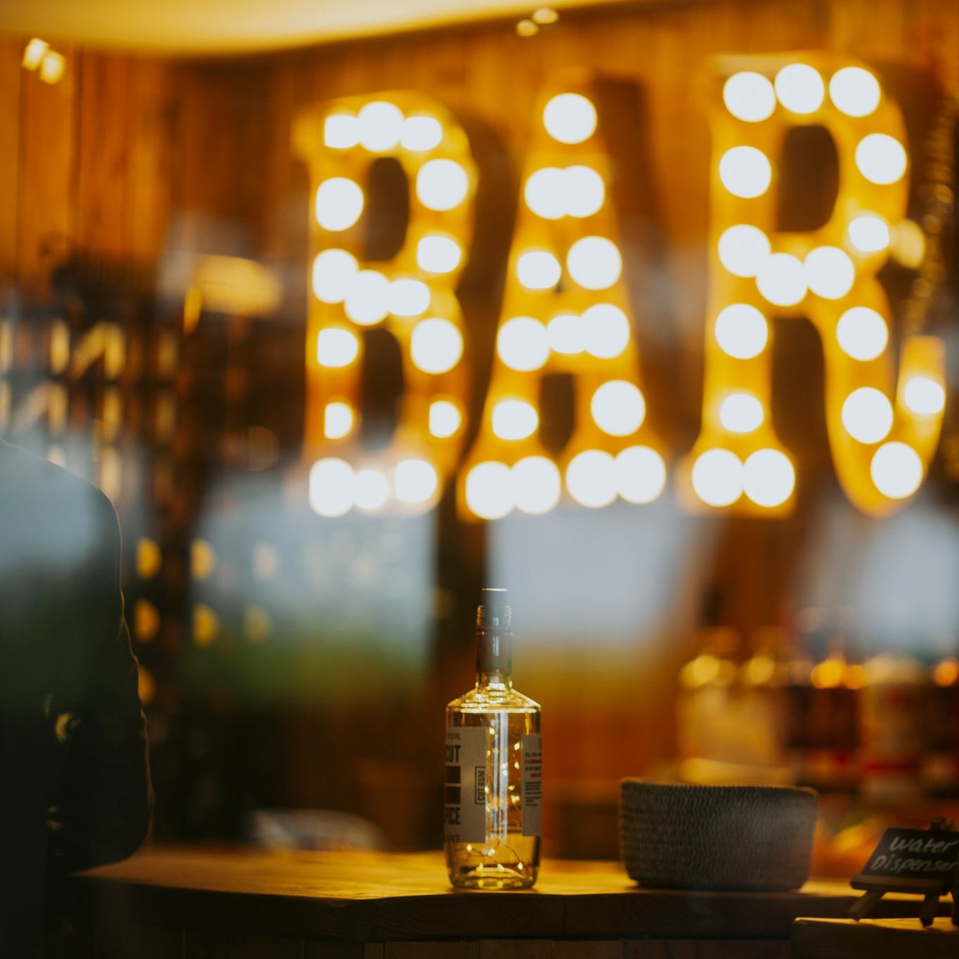 🍸 From welcome drinks to evening cocktails, the bar is at the heart of the celebration.
We’ll take care of the drinks — you enjoy every moment. #crownlodgekent
📷 @apartphotography
#weddingphotography #drinksreception #woodlandwedding #barservice #Kentwedding #Destinationwedding #countrywedding #kentcountryside #scandistyle #weddinglodge