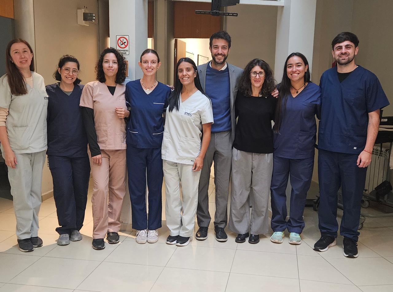 ✨ Práctica Hospitalaria ✨
Recibimos a los estudiantes del último año de Kinesiología y Fisioterapia de la Universidad Nacional de Córdoba @ekyf_unc, quienes comenzaron sus prácticas hospitalarias en nuestra institución, dando un paso fundamental en su camino profesional.
Durante este proceso, podrán integrarse al equipo de salud, adquirir experiencia en escenarios reales y profundizar sus conocimientos sobre las distintas modalidades de abordaje kinésico.
Creemos en una formación que trasciende lo académico, donde la experiencia, el compromiso y el contacto con los pacientes son clave para construir profesionales preparados y humanos.
Esta articulación interinstitucional fortalece el aprendizaje y reafirma nuestro compromiso con la educación y la calidad en salud.
#Kinesiología #Fisioterapia #PrácticaHospitalaria #FormaciónEnSalud #UNC