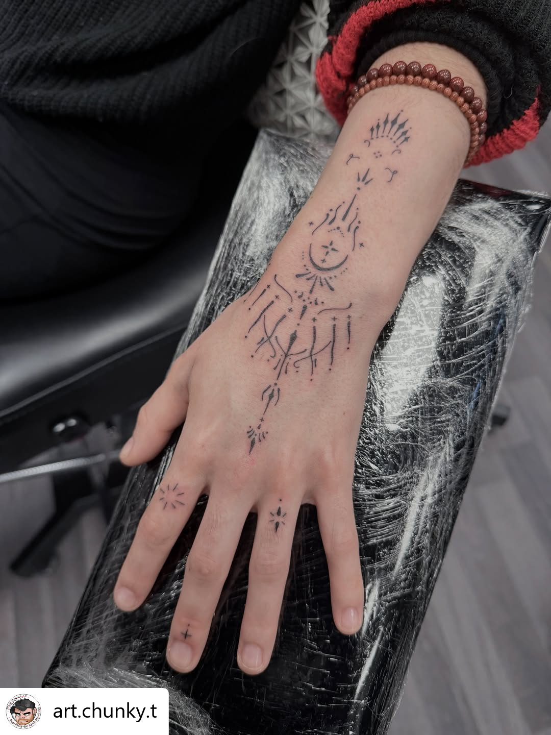 @art.chunky.t Mad sick fine line hand tings for @ya_zz.a yesterday! Great to meet you mate!